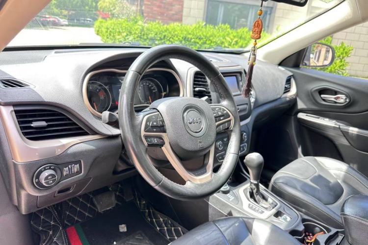 Used  Cherokee 2016 2.4L Professional Edition
