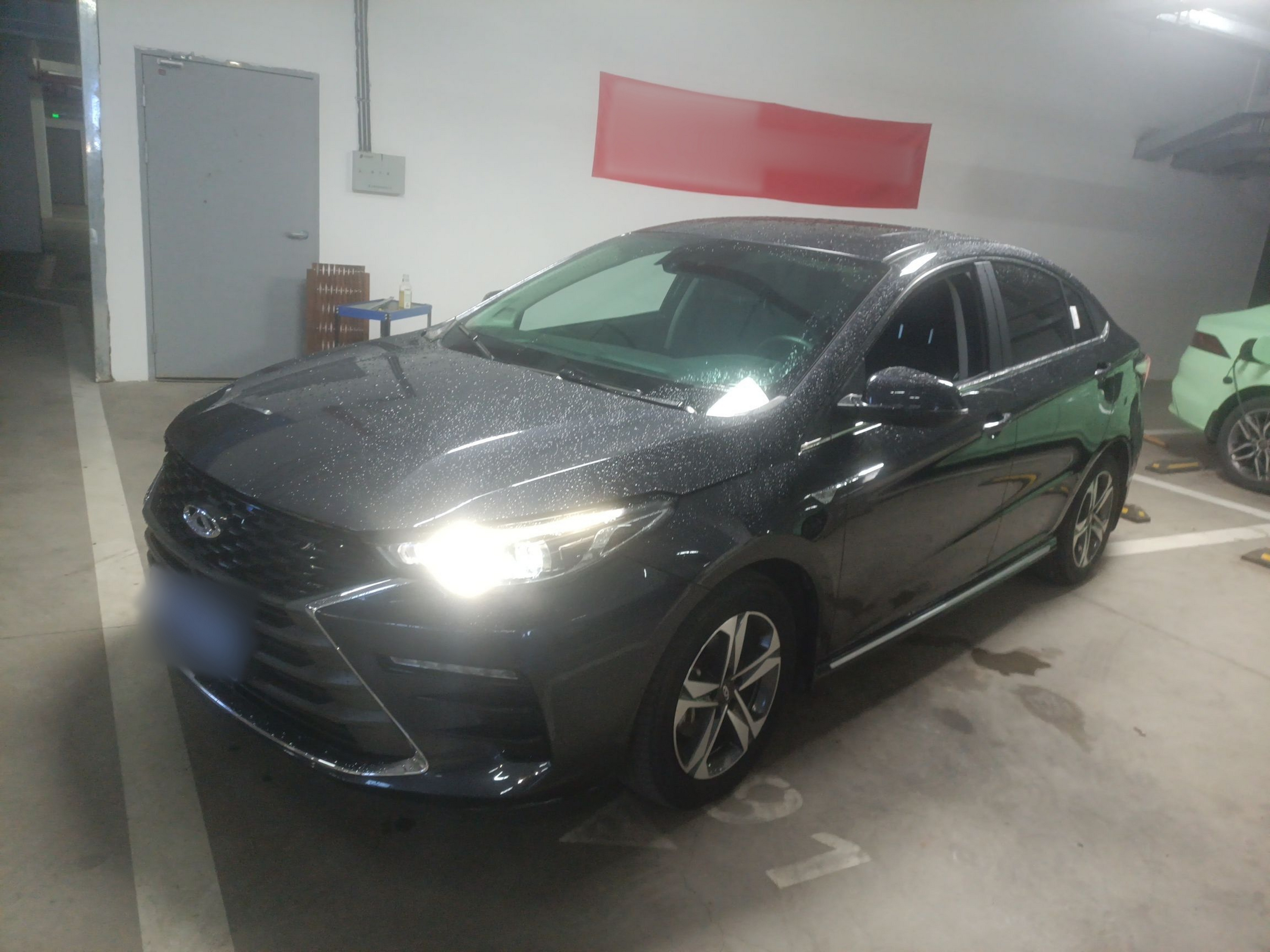 Под передней частью автомобиля