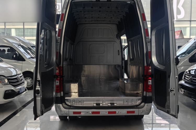 Used Foton Toano 2024 Tuyano Pro Van 2.5T Manual Rear-Wheel Drive Extended Wheelbase with Ultra-High Roof Dual Rear Tires 3-Seater Configuration