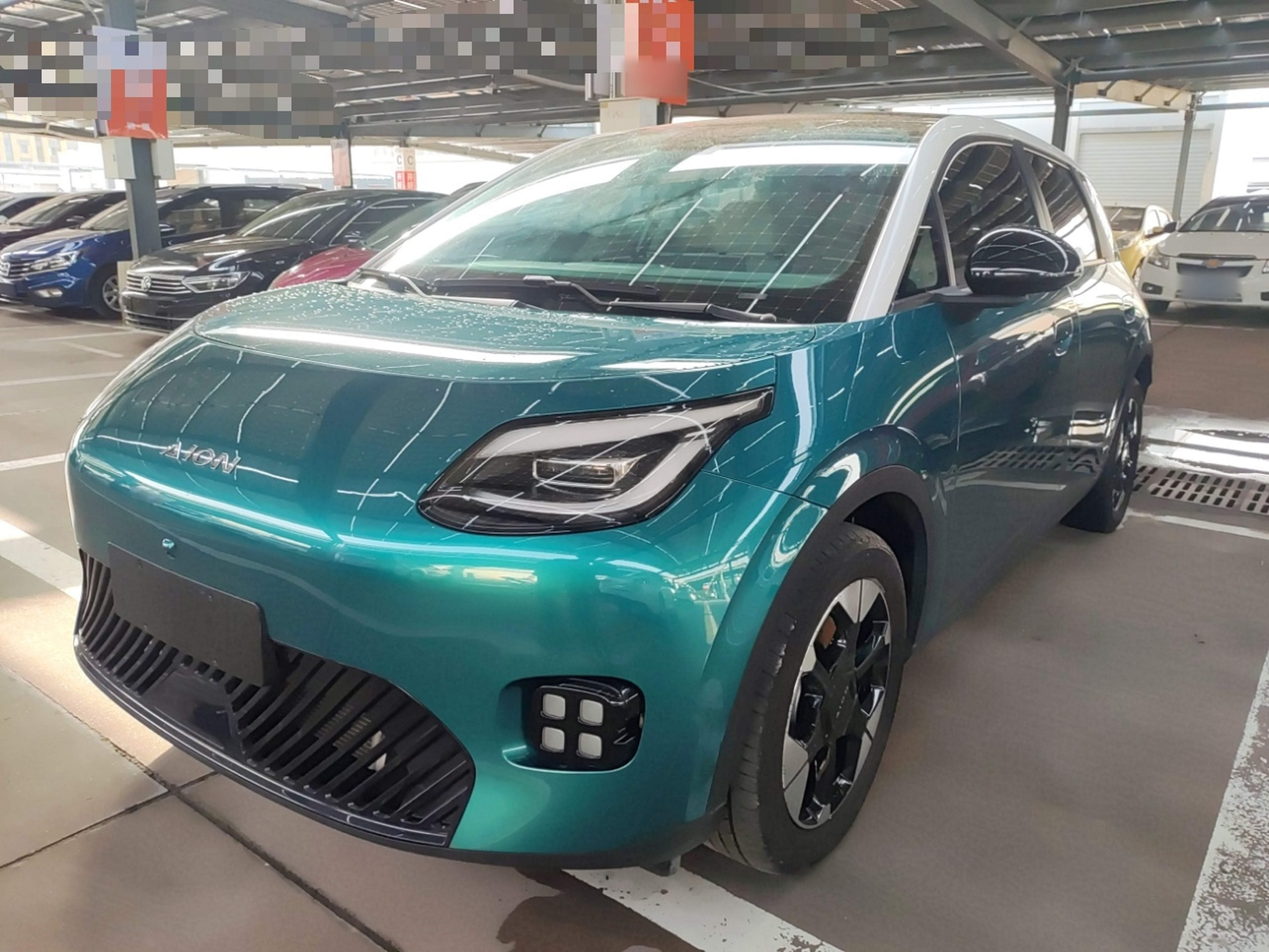 تحت مقدمة السيارة