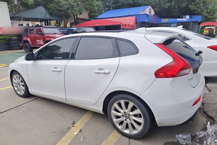 Used Volvo V40 2015 1.6T Zhiyi Edition
