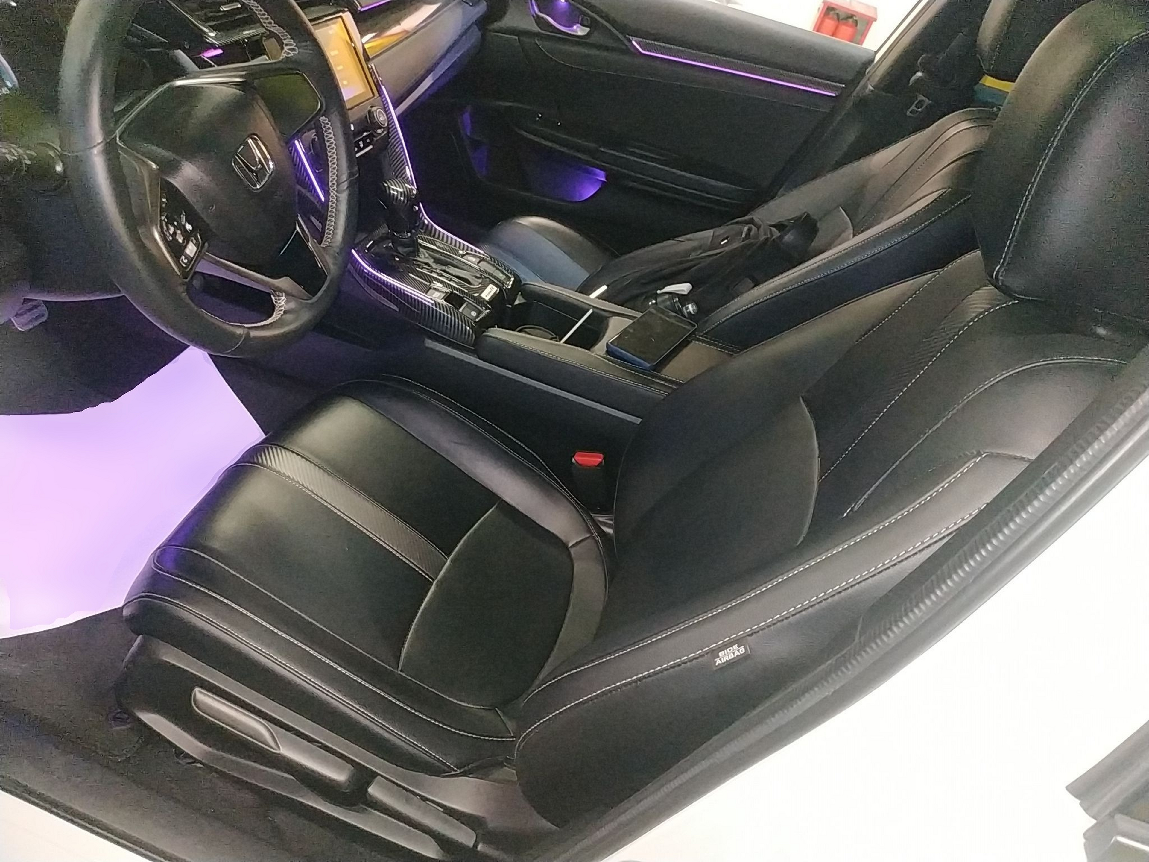 Переднее сиденье в автомобиле