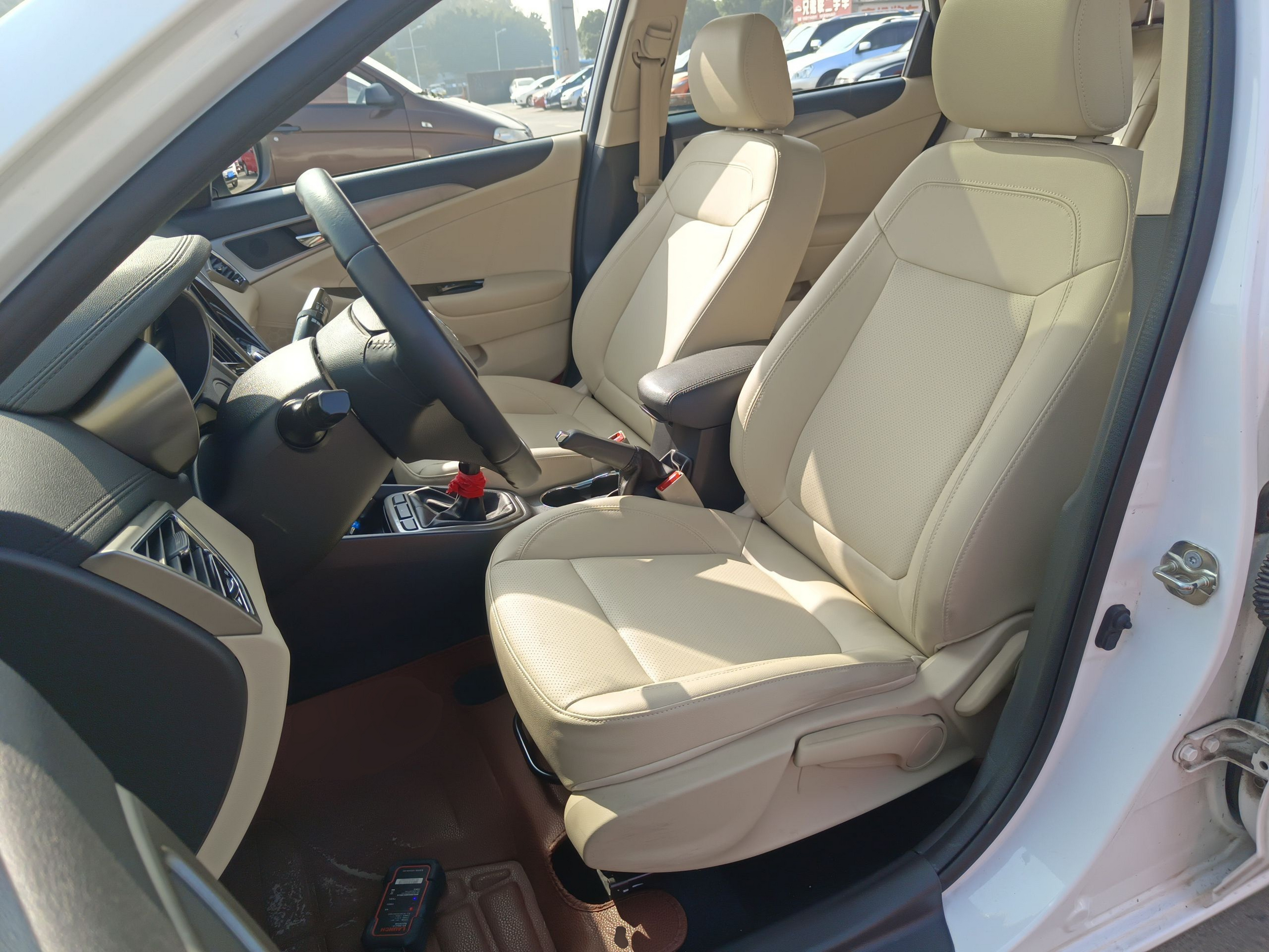 المقاعد الأمامية داخل السيارة