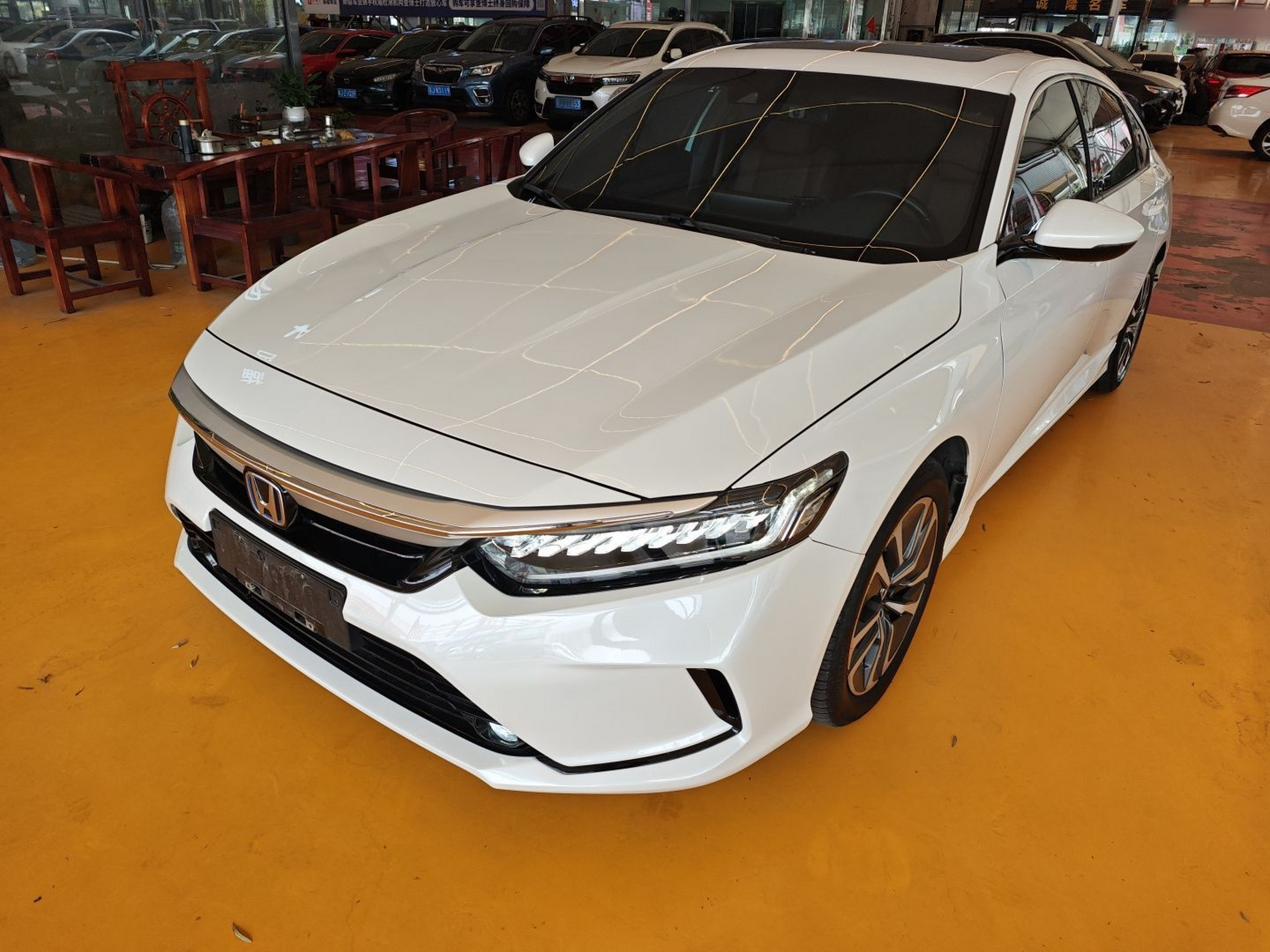 تحت مقدمة السيارة