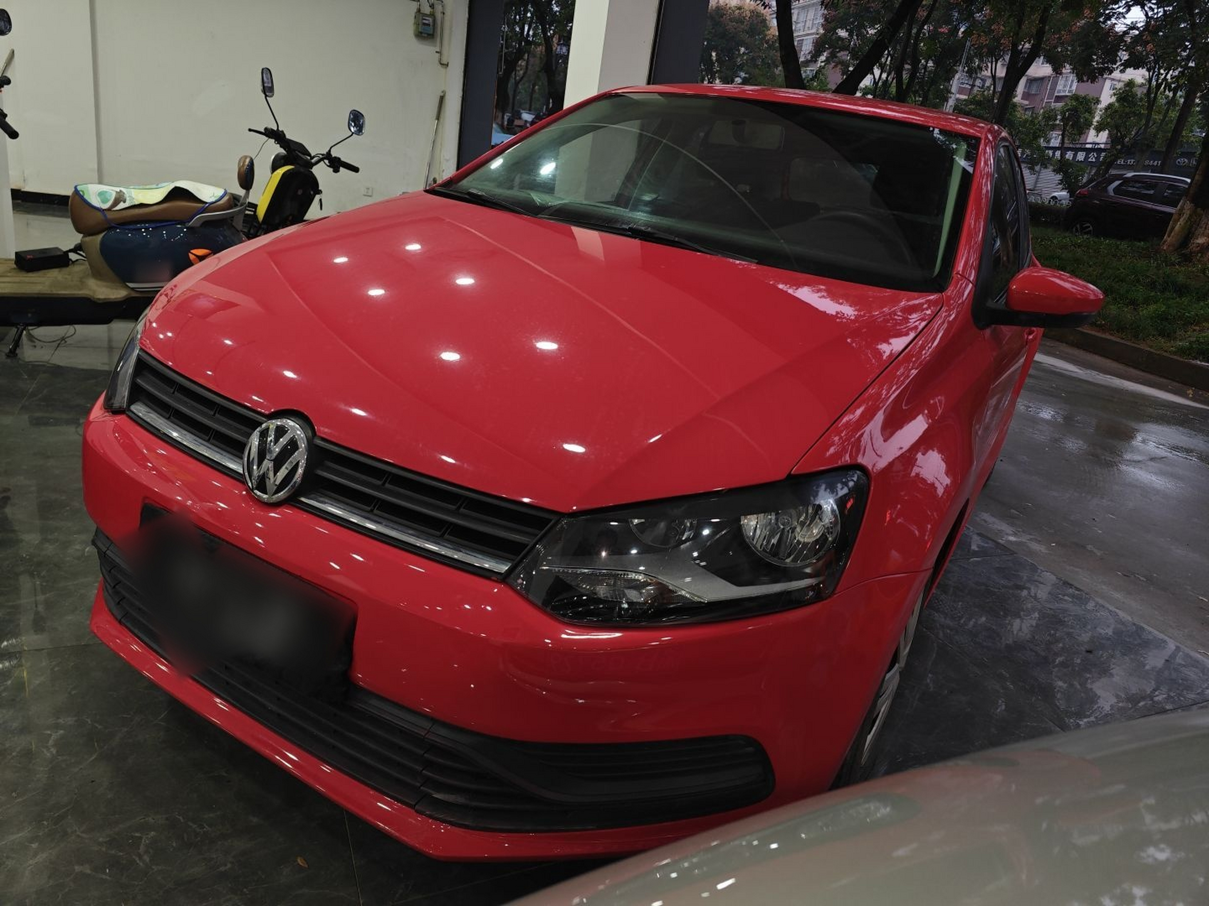 تحت مقدمة السيارة