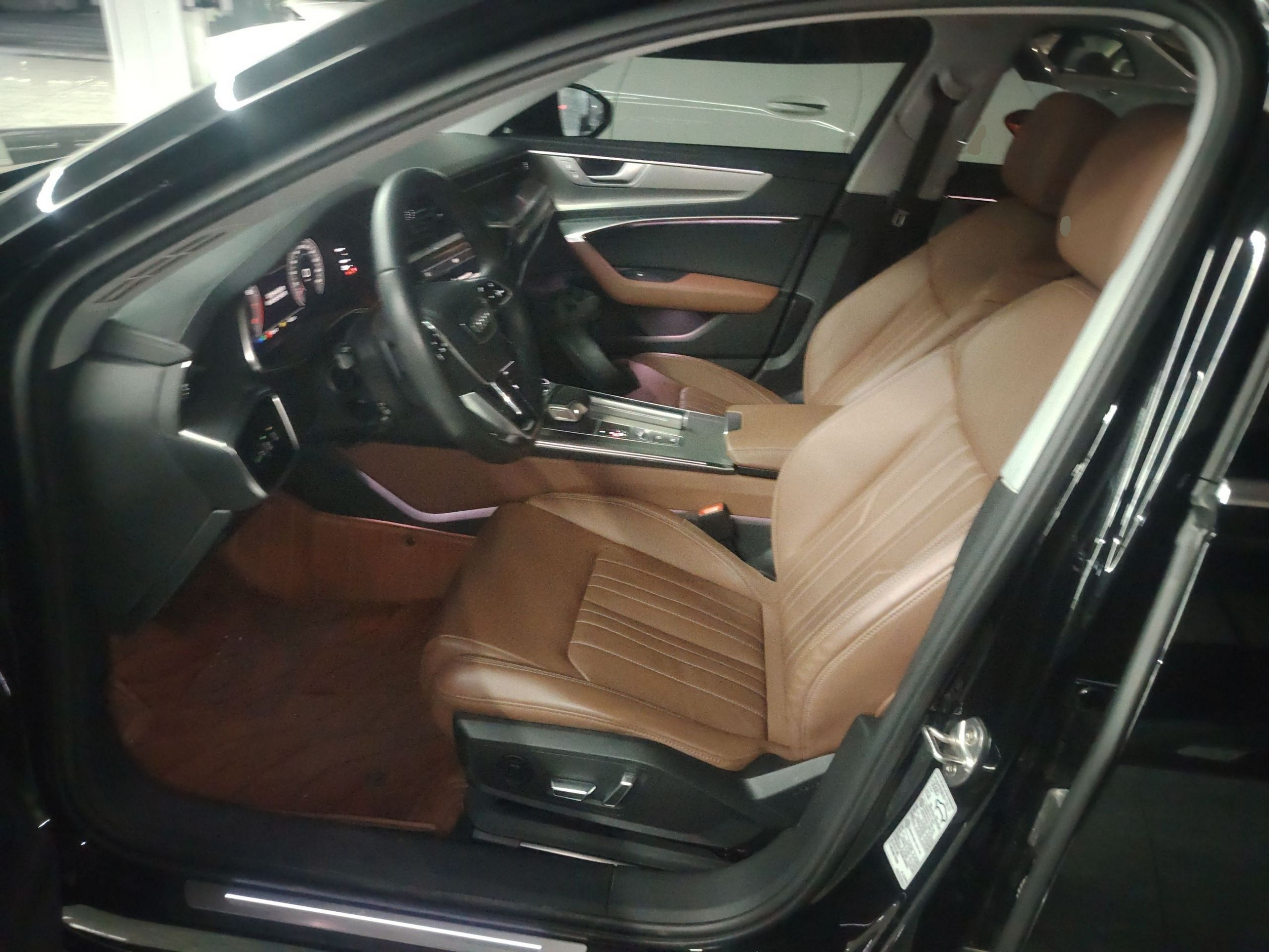 المقاعد الأمامية داخل السيارة