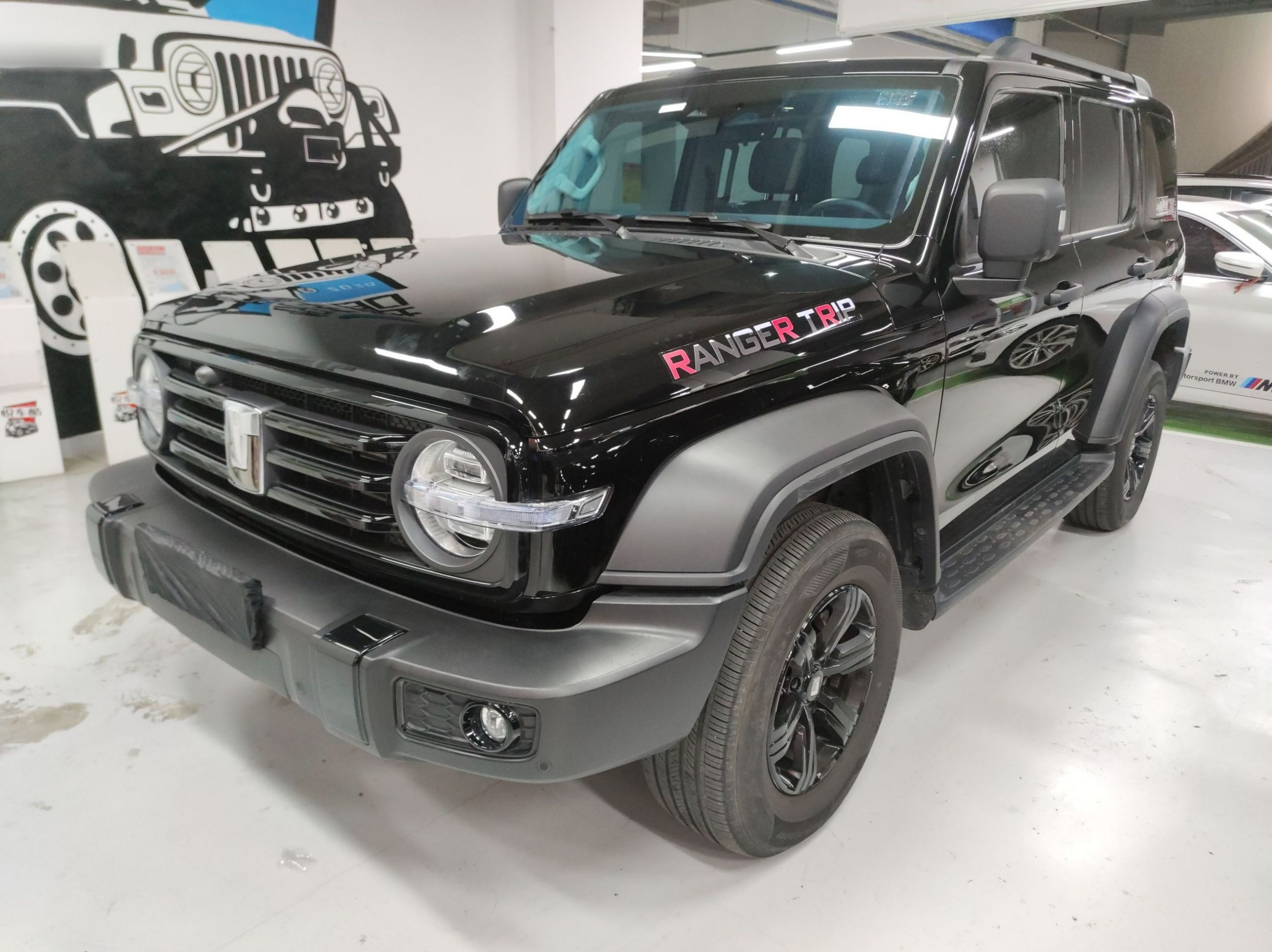 تحت مقدمة السيارة