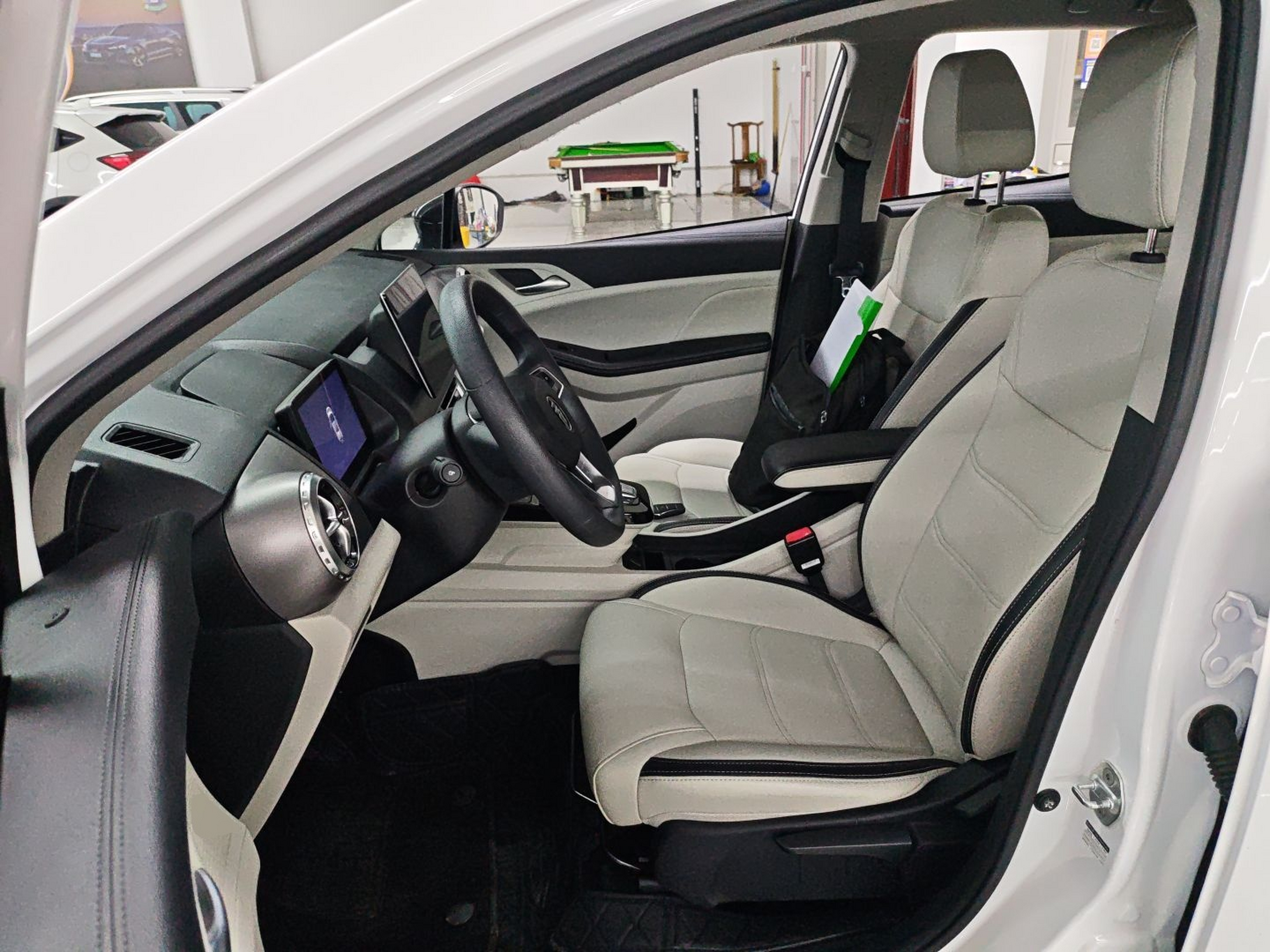 Переднее сиденье в автомобиле