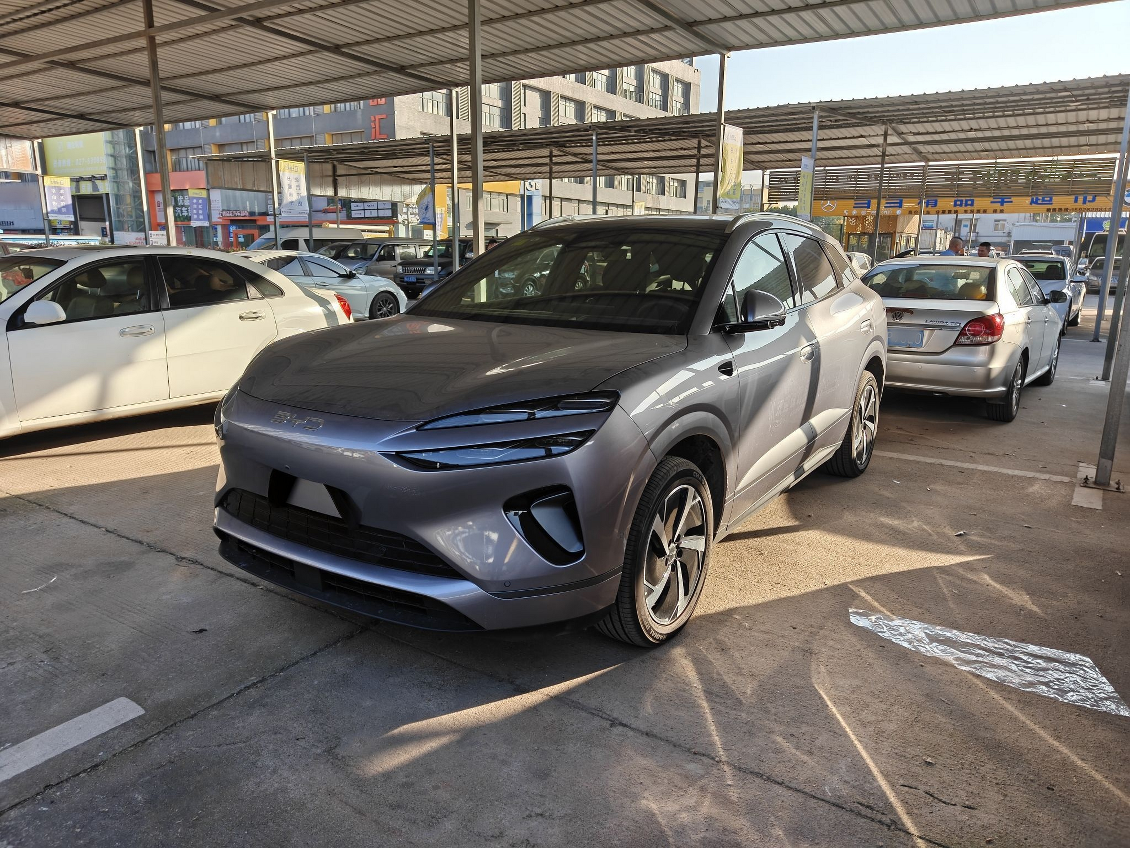 Под передней частью автомобиля