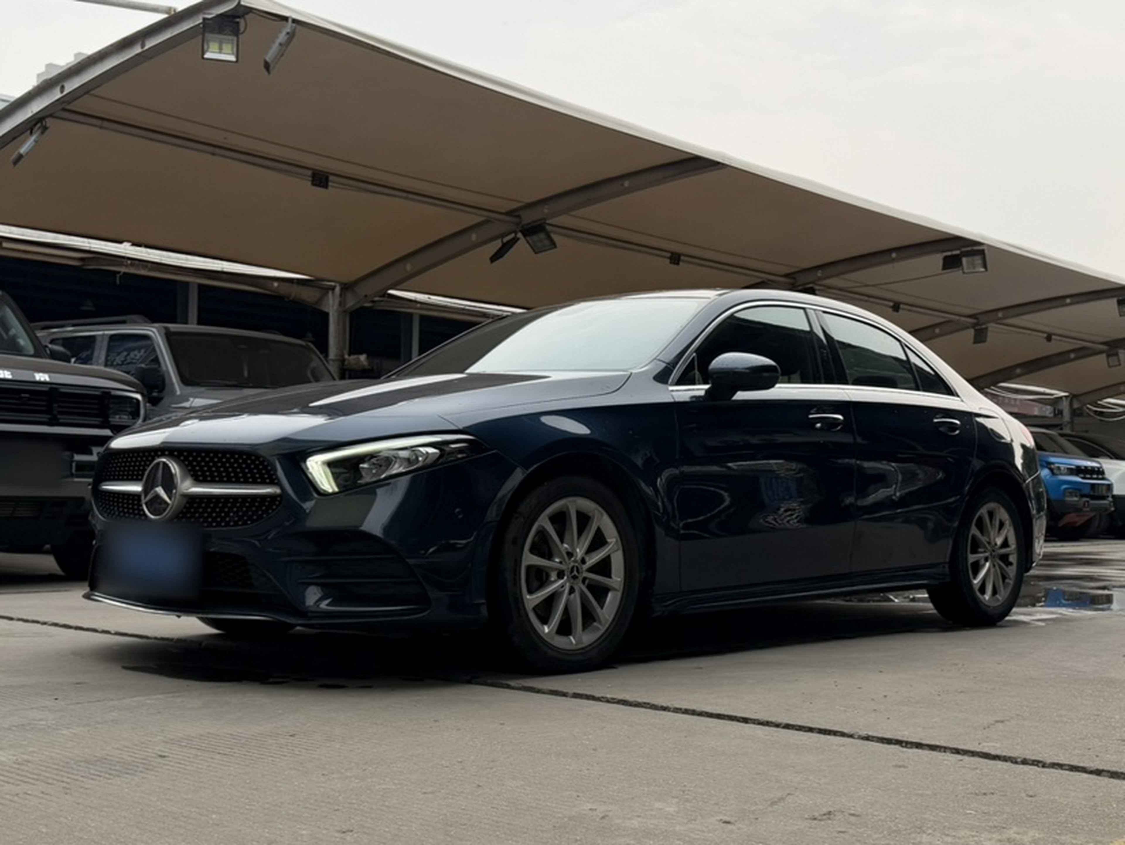 تحت مقدمة السيارة