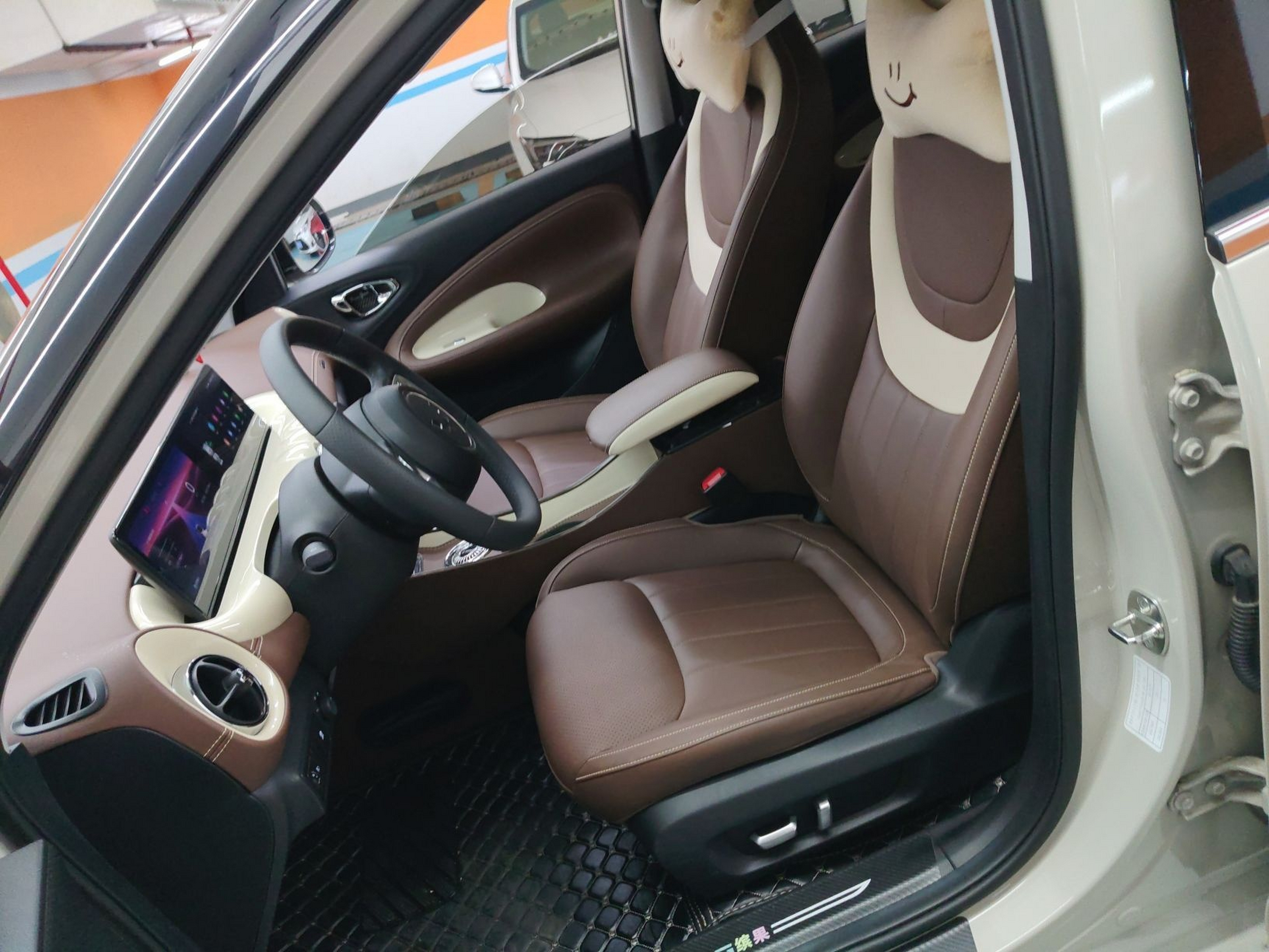 المقاعد الأمامية داخل السيارة