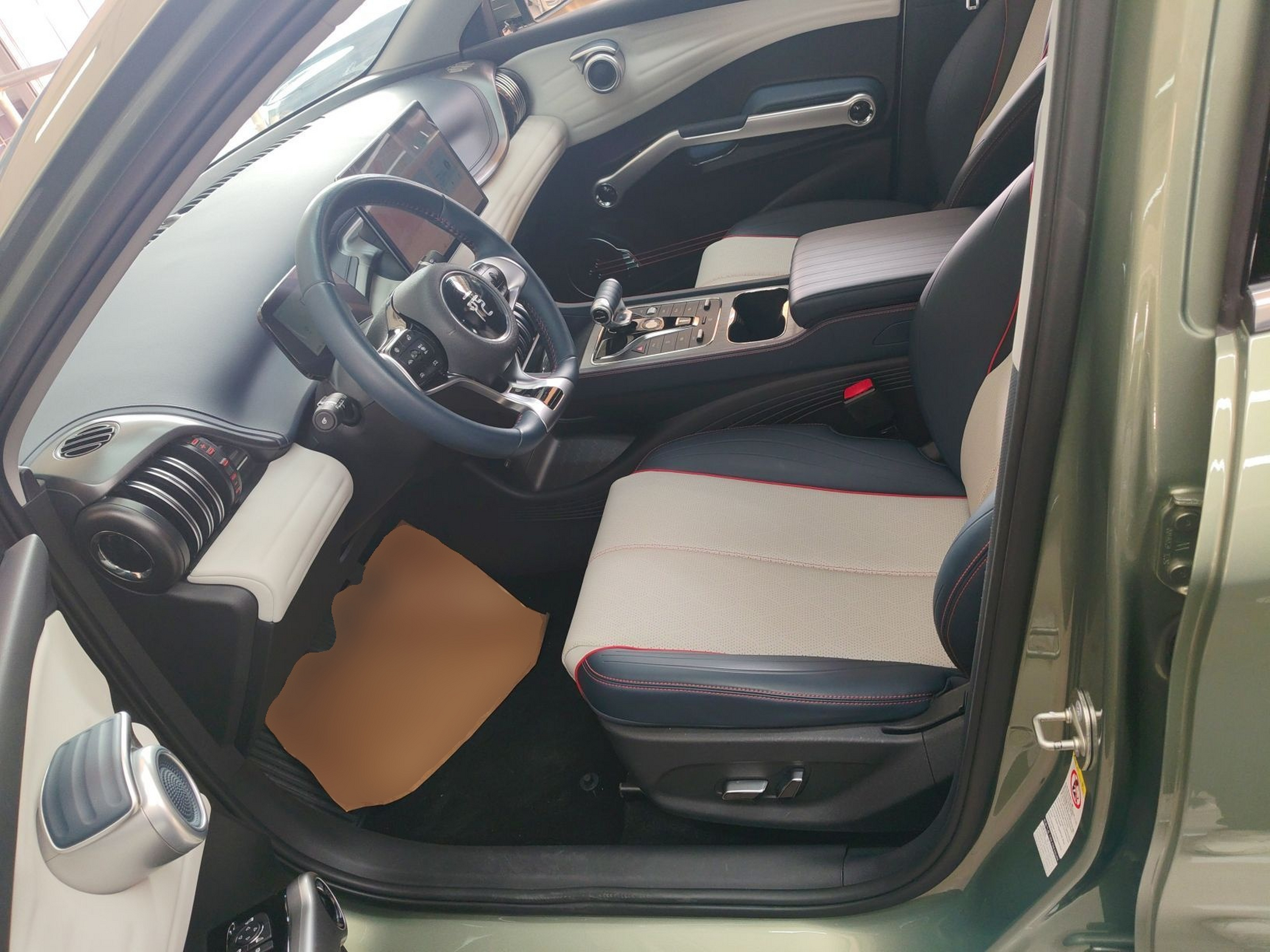 المقاعد الأمامية داخل السيارة