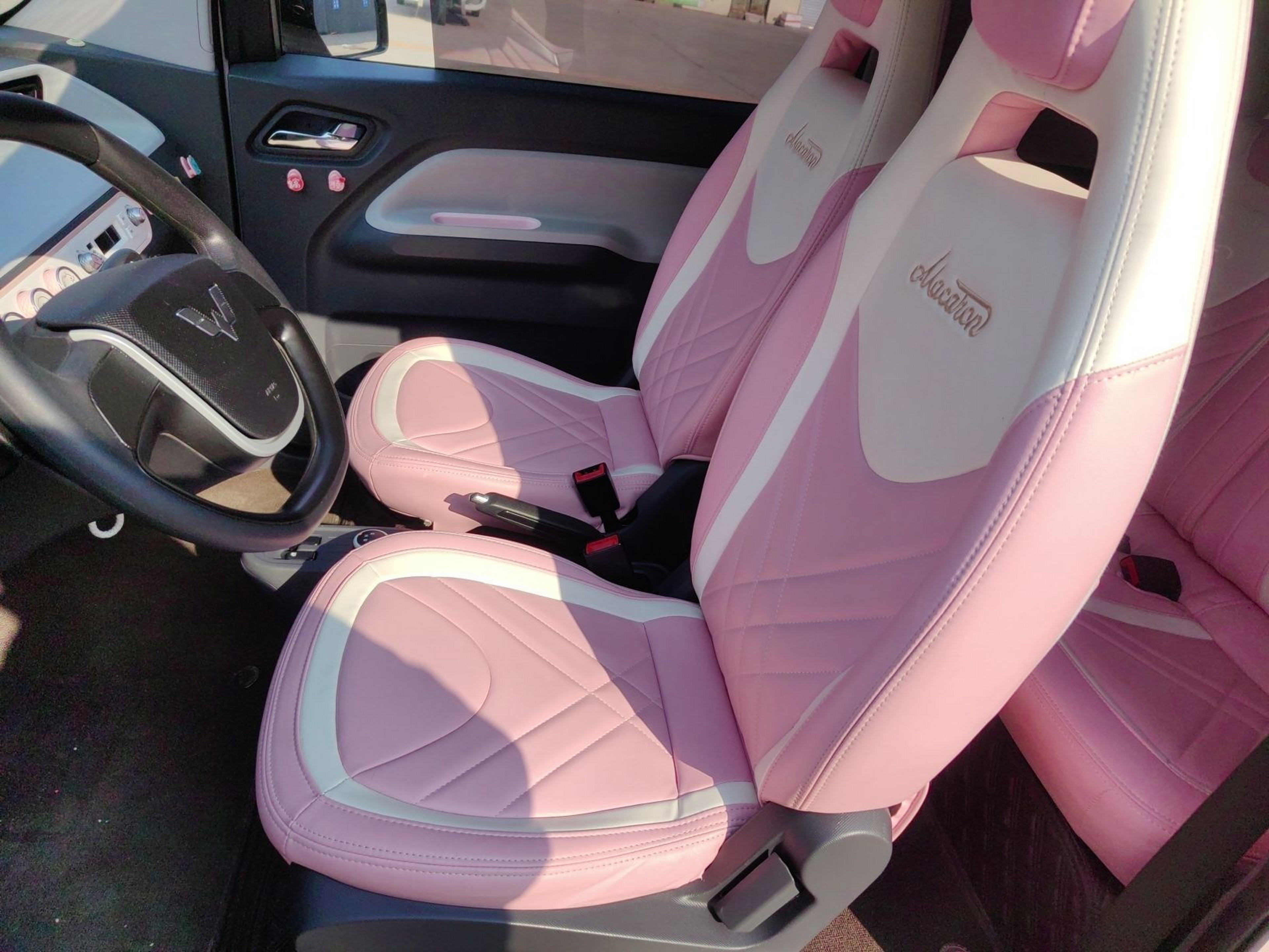 المقاعد الأمامية داخل السيارة