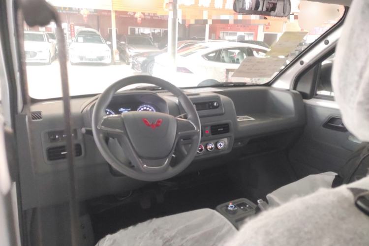 Used Wuling Yangguang 2024 300KM Comfort Version Passenger Van 75kW