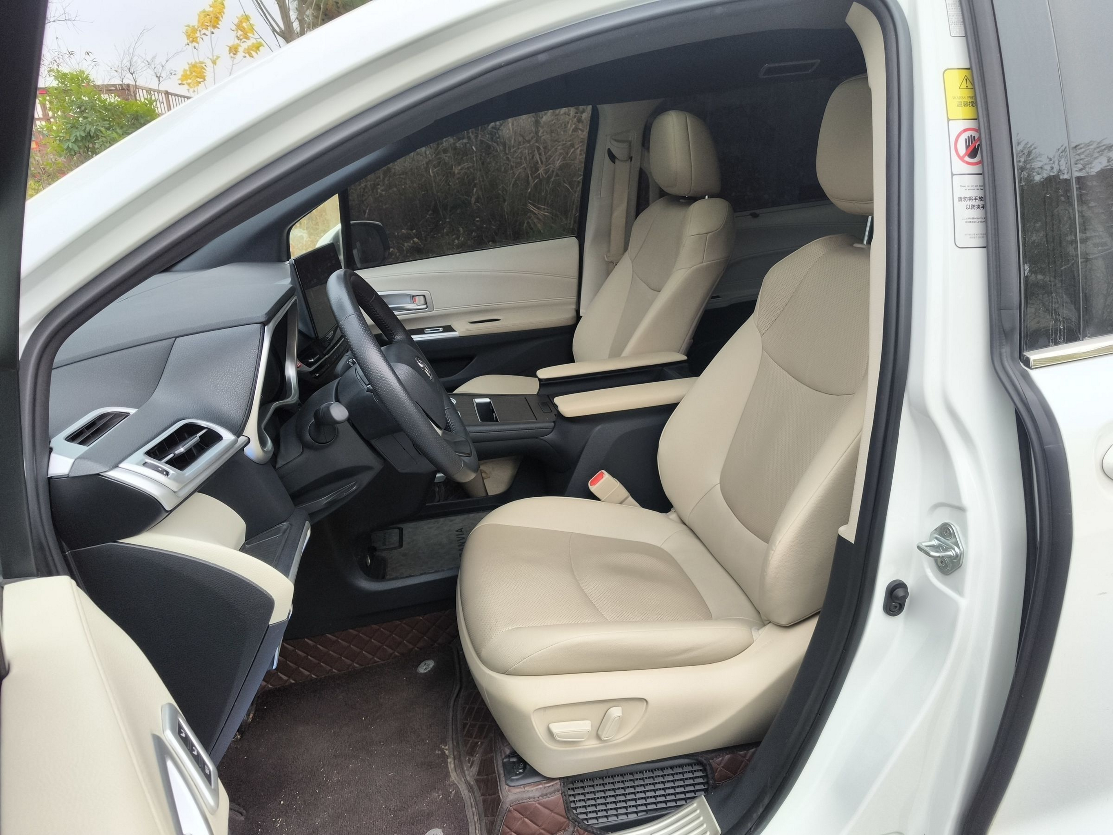 المقاعد الأمامية داخل السيارة