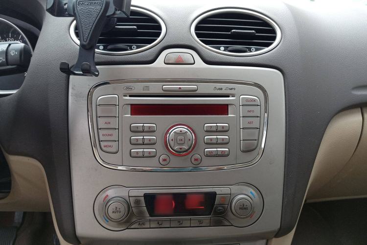 Used Ford Focus 2013 Hatchback Classic 1.8L Manual Fashion Edition
