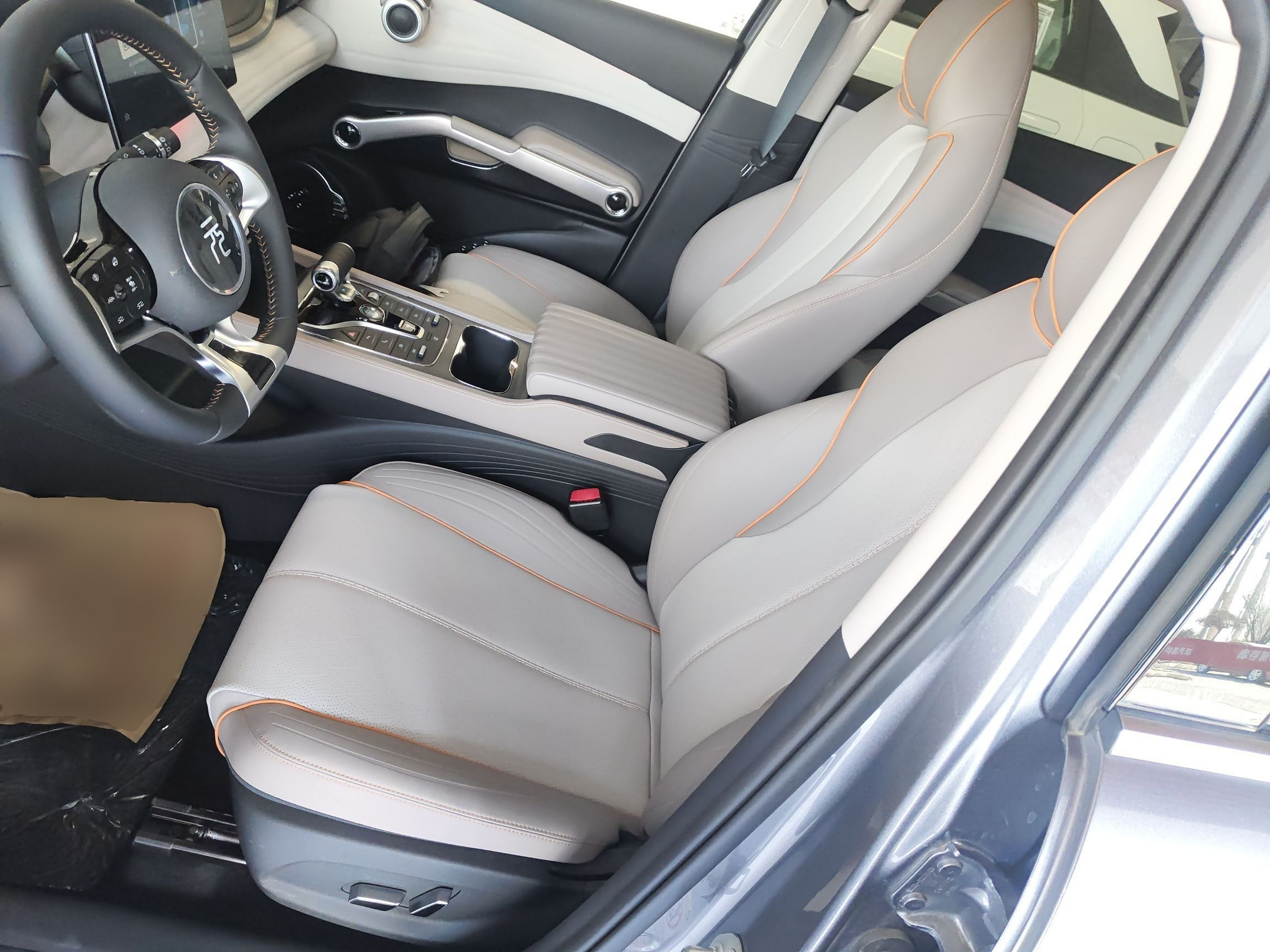 المقاعد الأمامية داخل السيارة