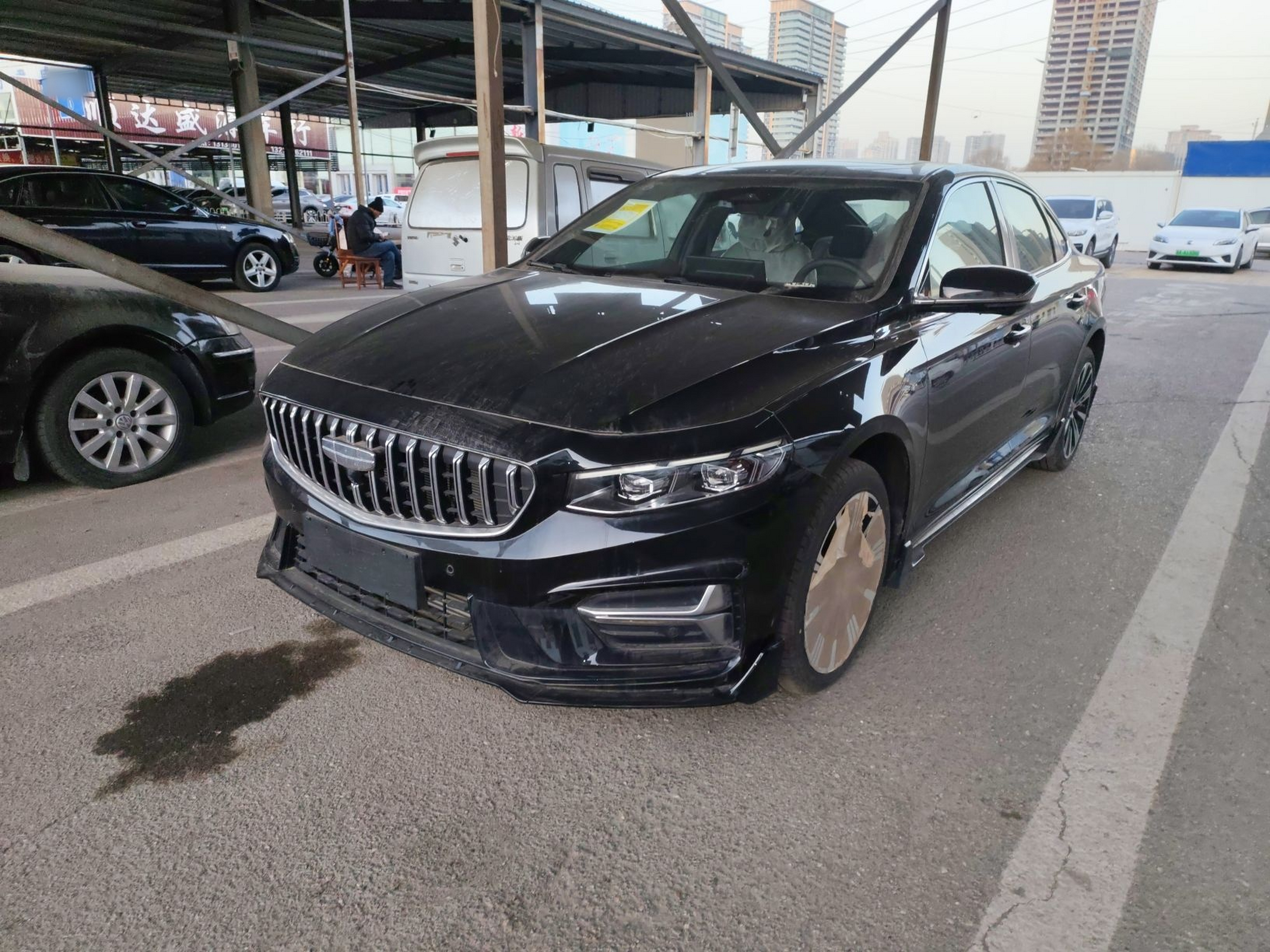 تحت مقدمة السيارة