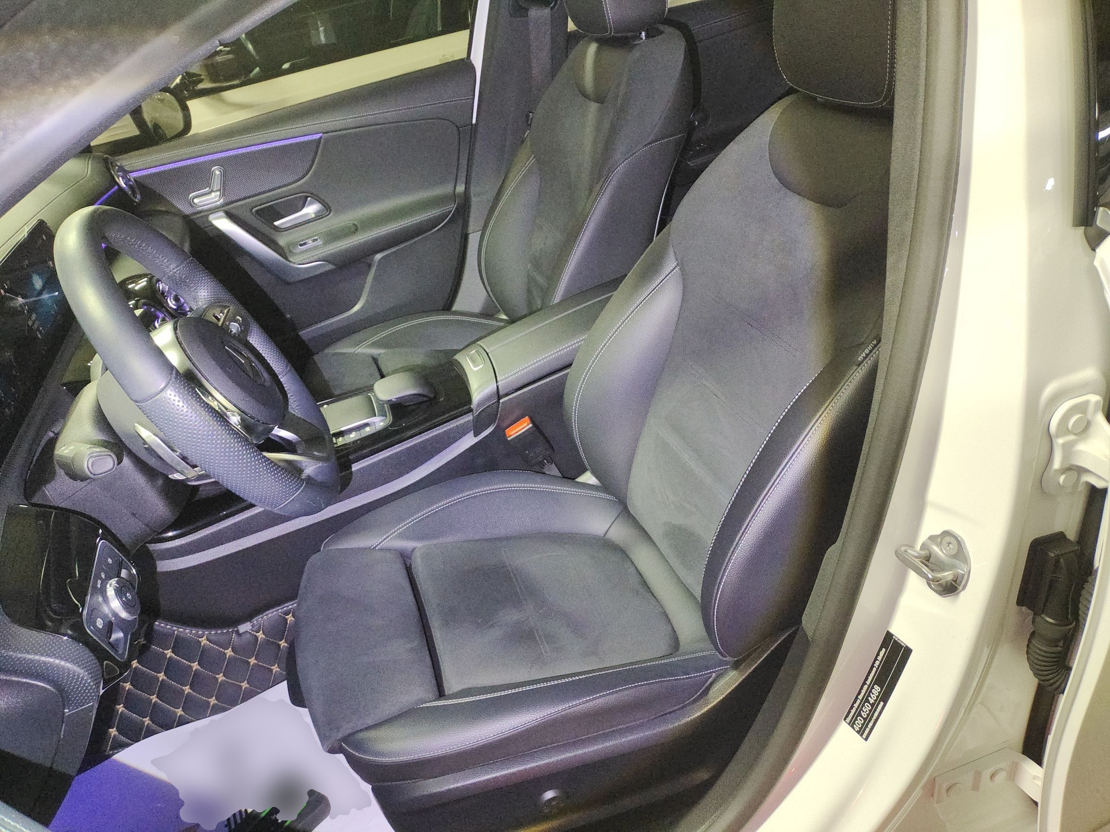 المقاعد الأمامية داخل السيارة