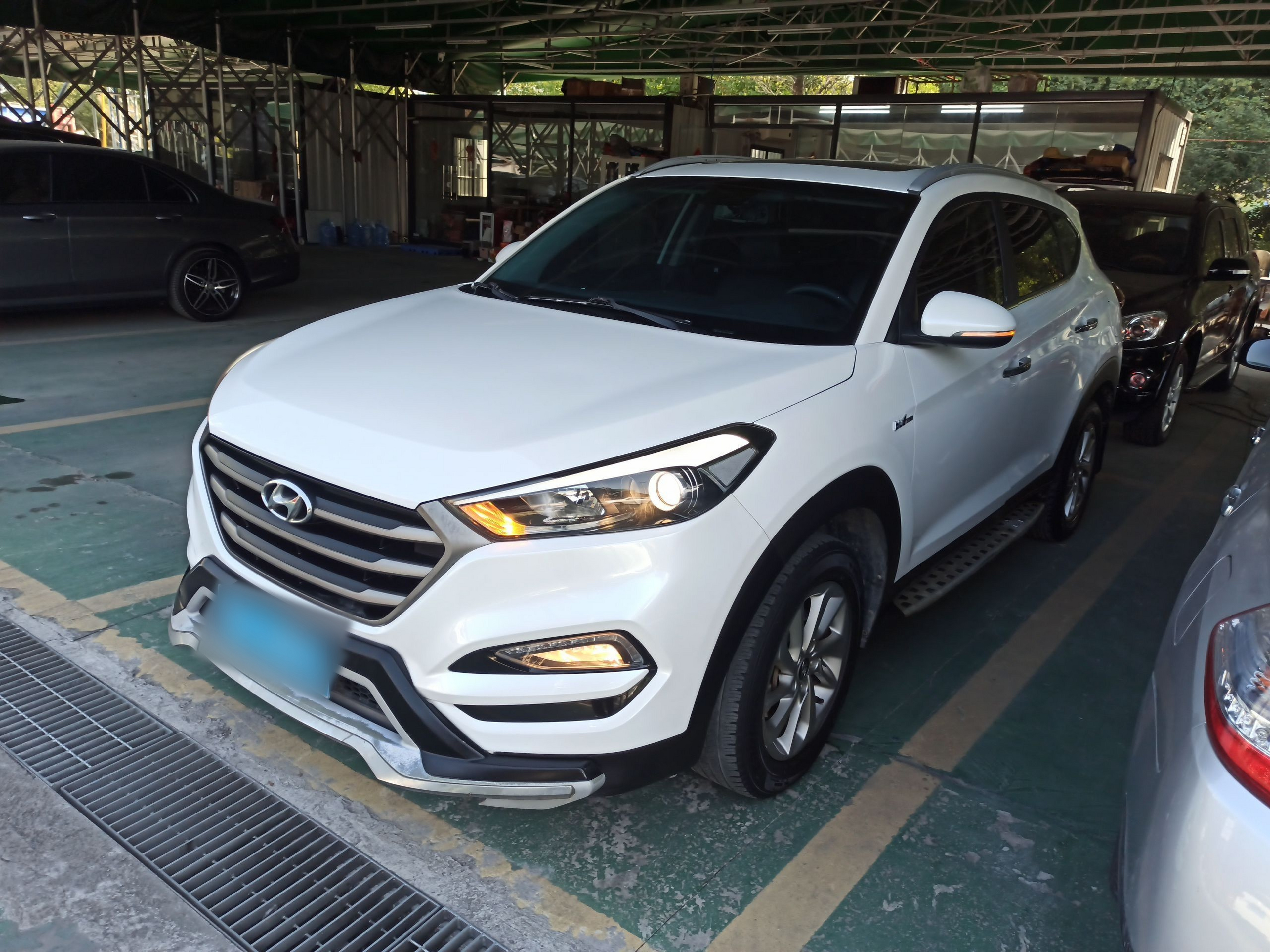 Под передней частью автомобиля