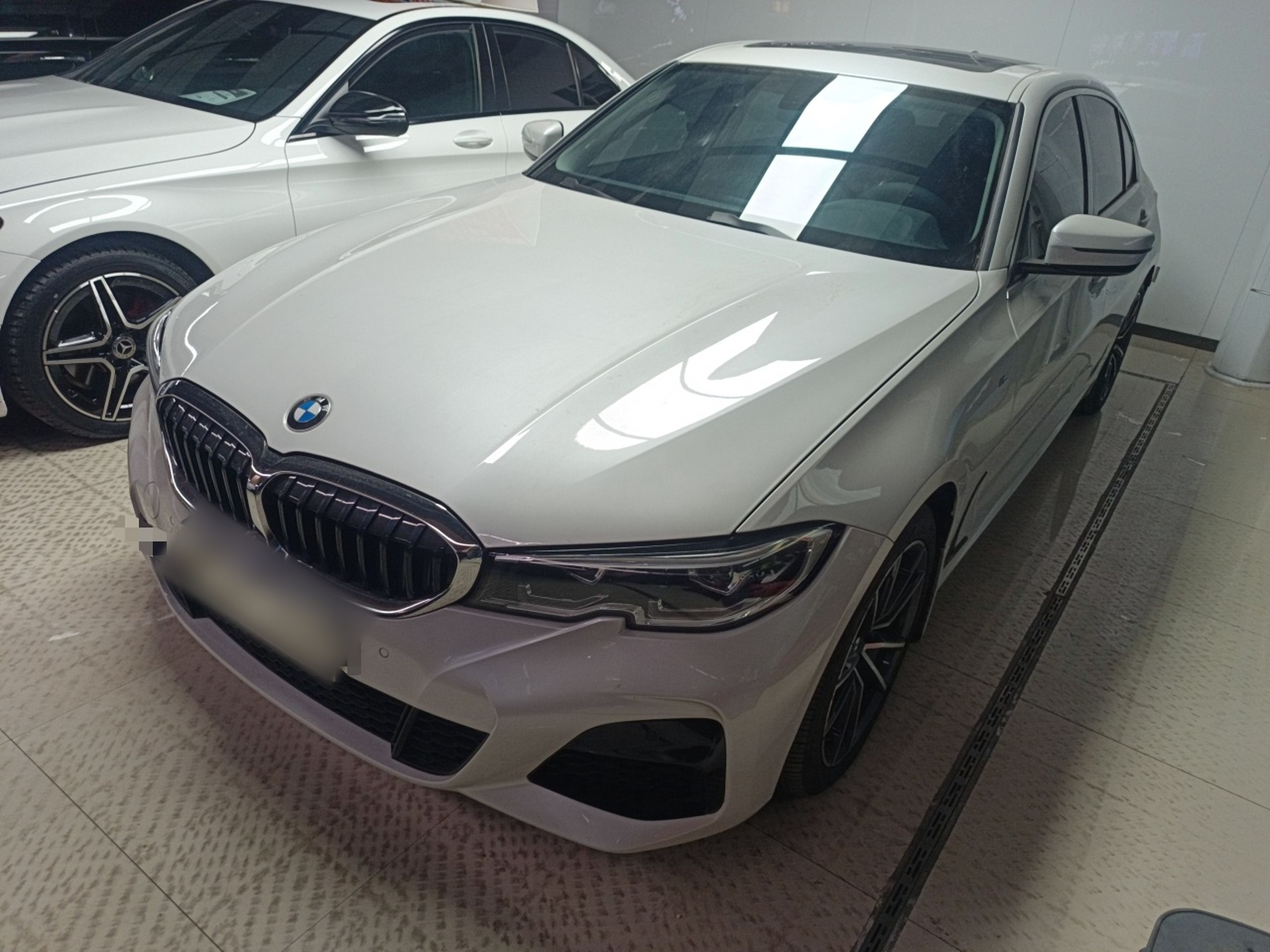 Под передней частью автомобиля