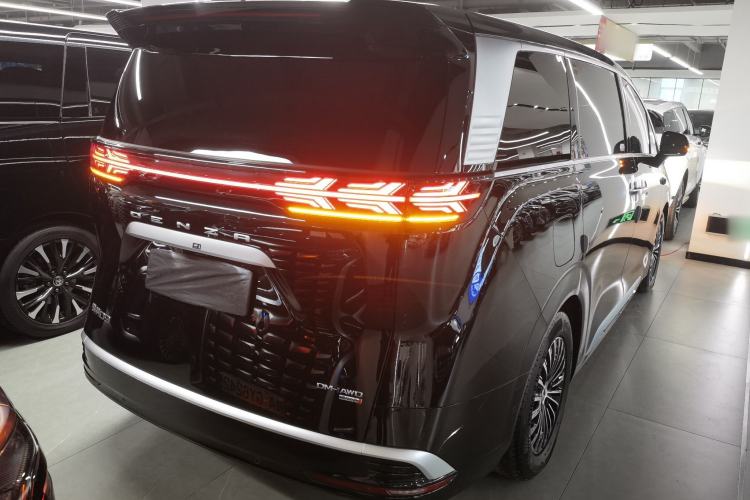 Used Denza D9 2025 DM-i Intelligent Drive 1020 Four-Wheel Drive Prestige Model
