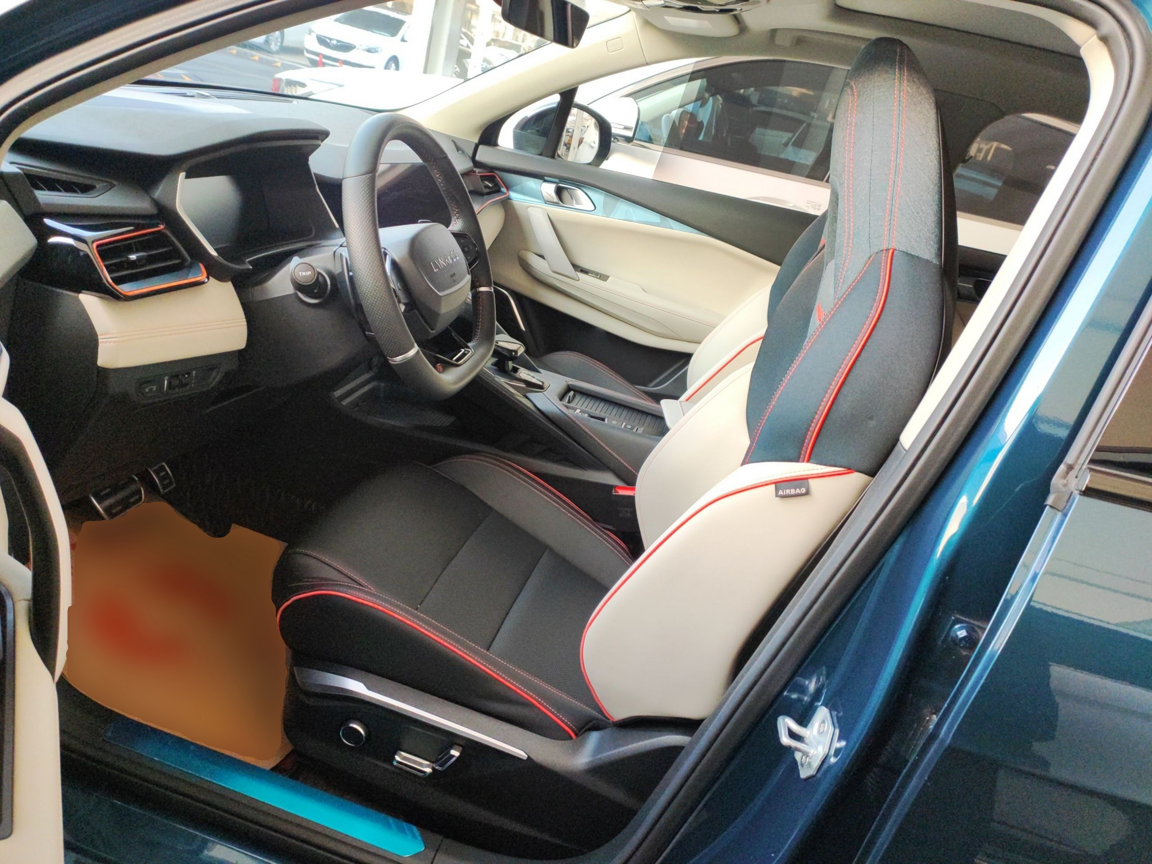 Переднее сиденье в автомобиле