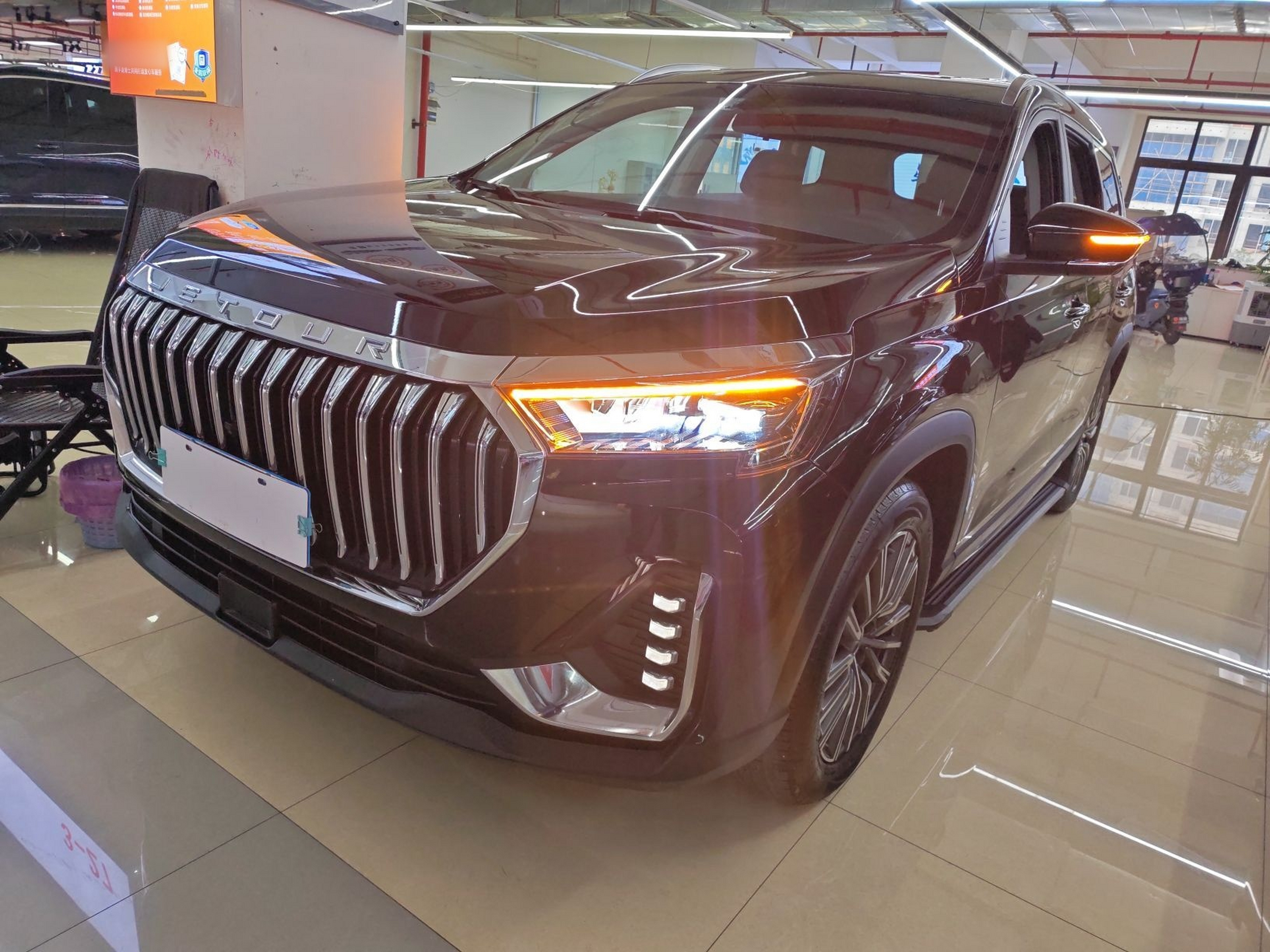 تحت مقدمة السيارة