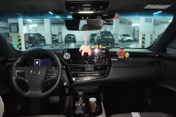 Used Lexus ES 2023 200 Excellence Edition
