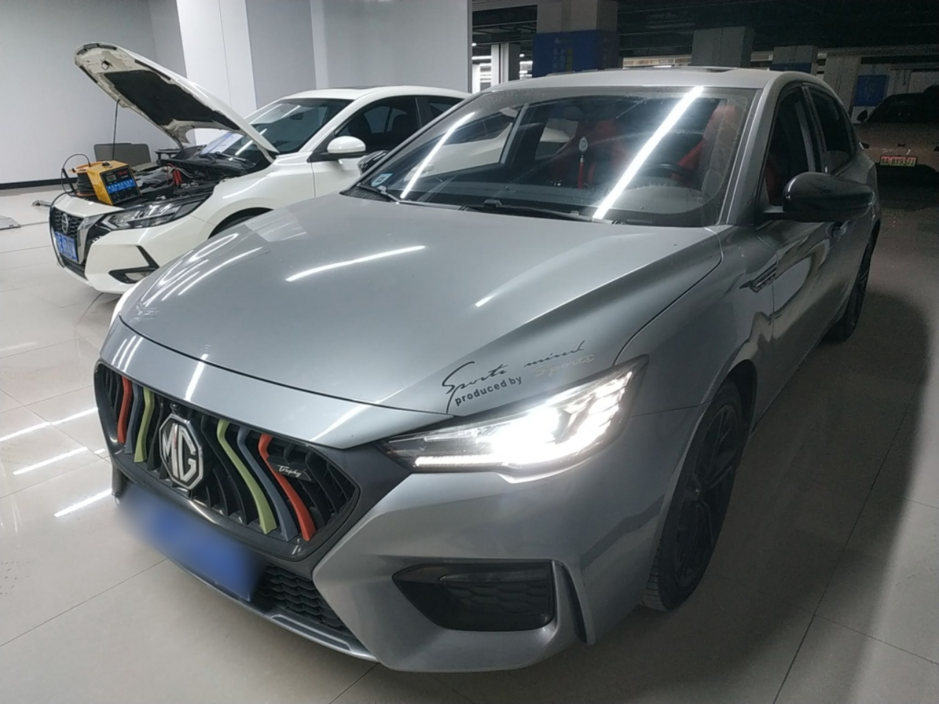 Под передней частью автомобиля