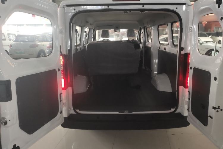 Used Wuling Yangguang 2024 300KM Comfort Version Passenger Van 75kW