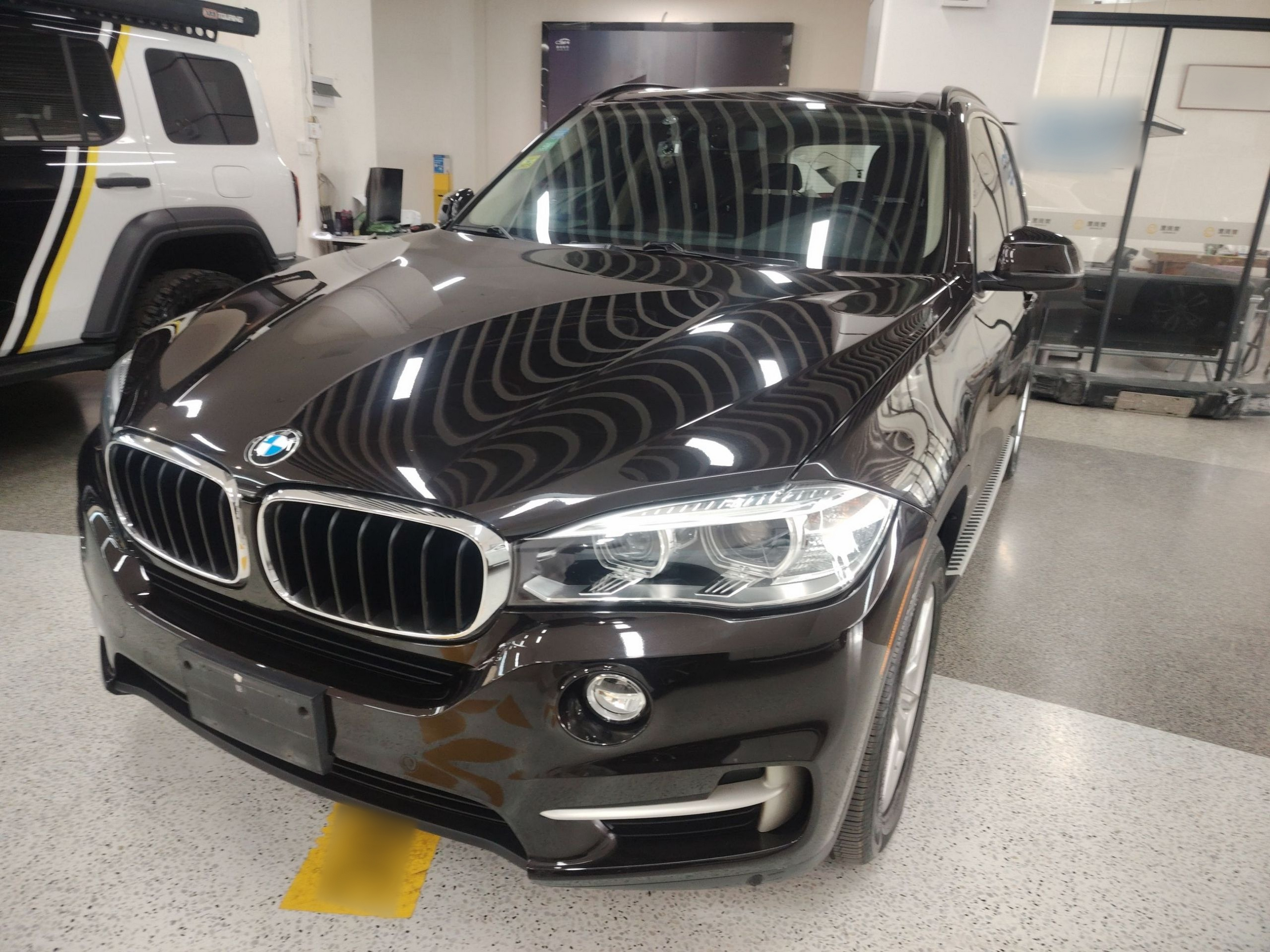 Под передней частью автомобиля