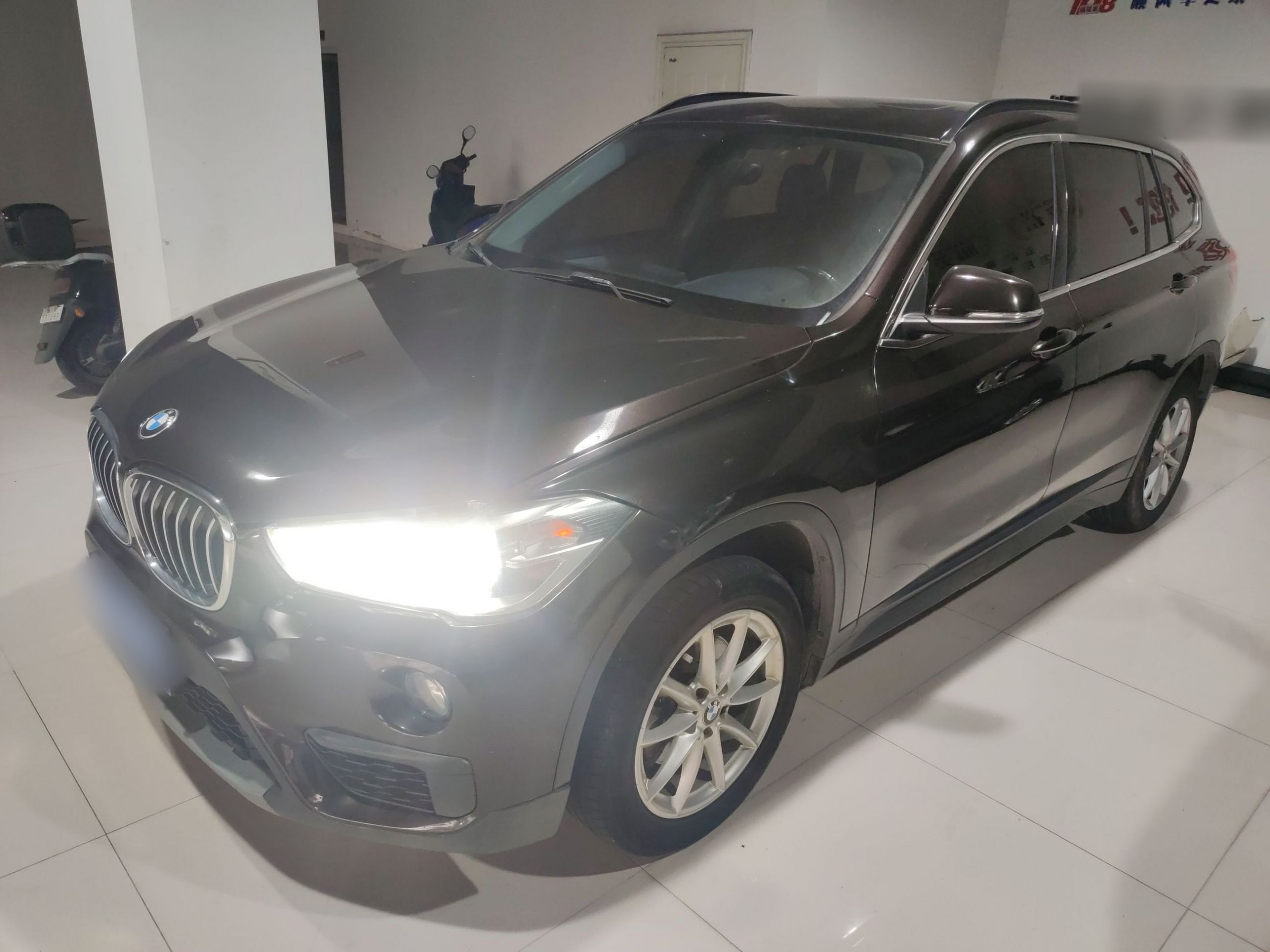 Под передней частью автомобиля