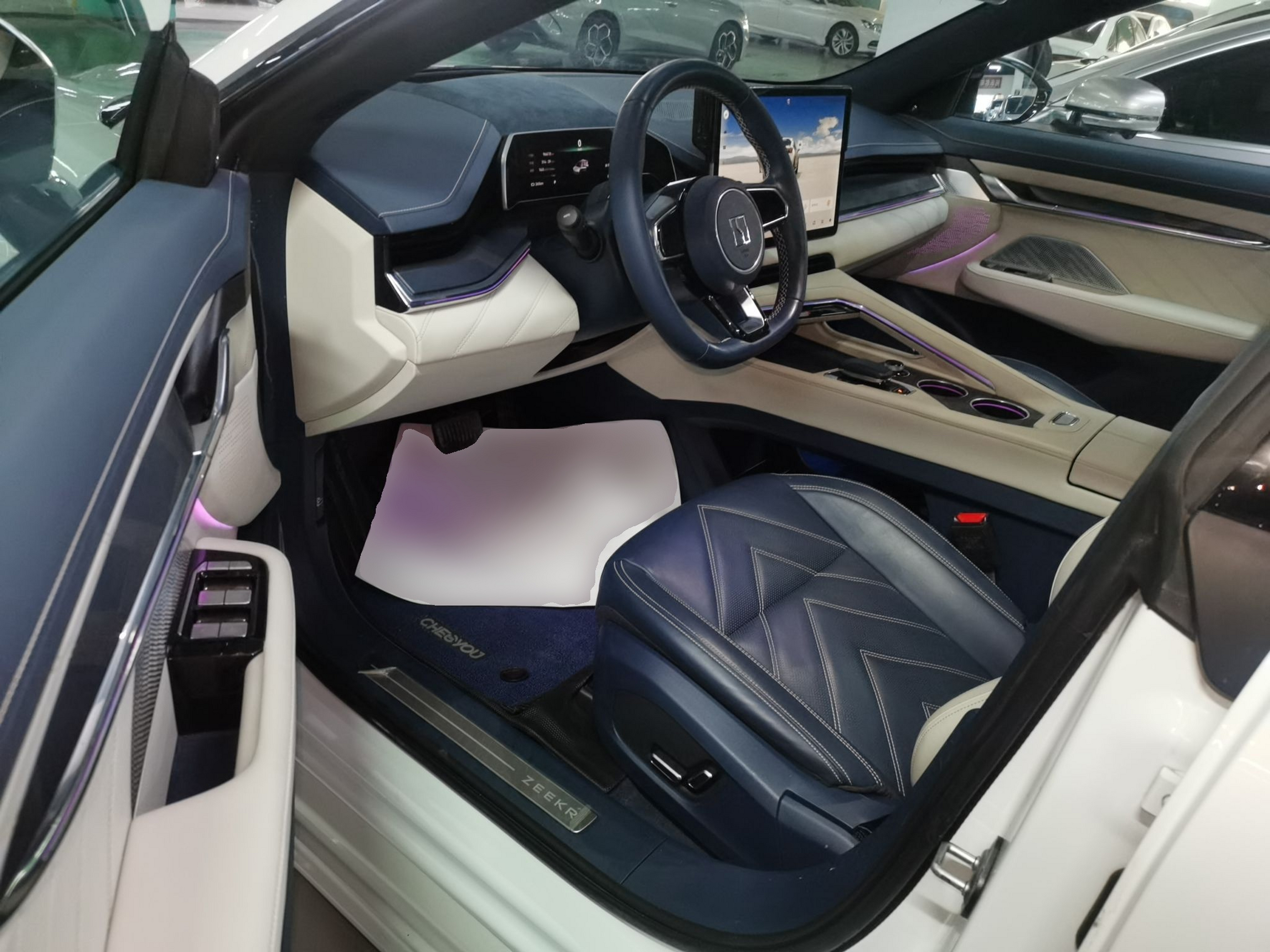 المقاعد الأمامية داخل السيارة