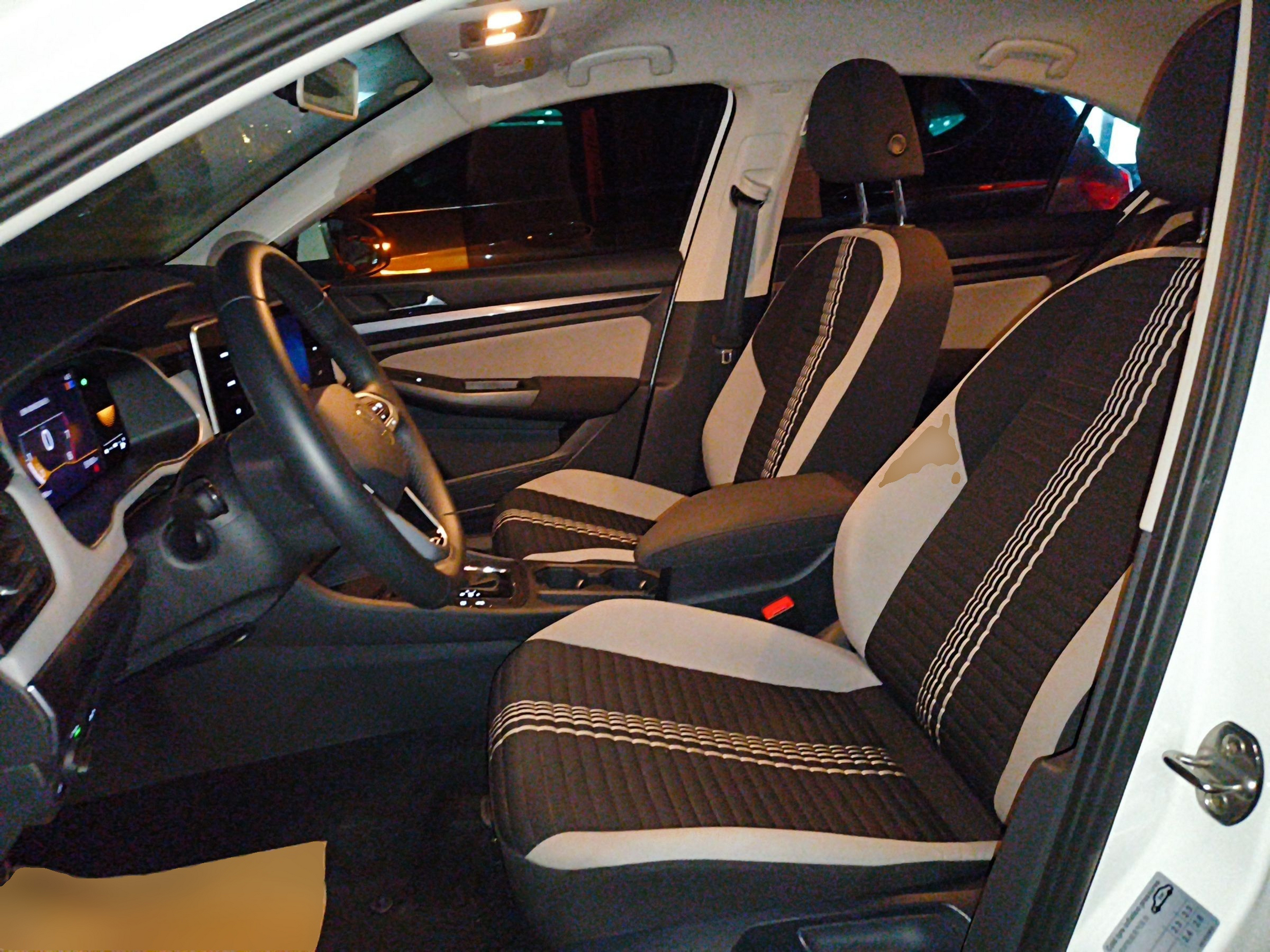 المقاعد الأمامية داخل السيارة