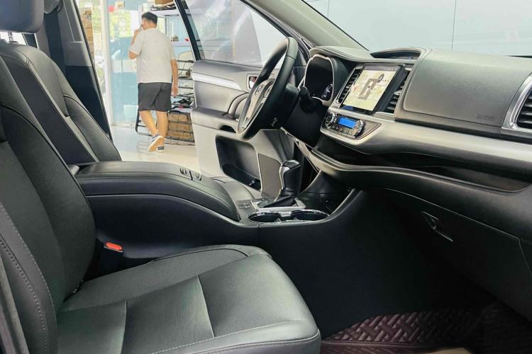 Used Toyota Highlander 2018 2.0T Four-Wheel Drive Luxury Edition 7 Seats China V Emission Standard
