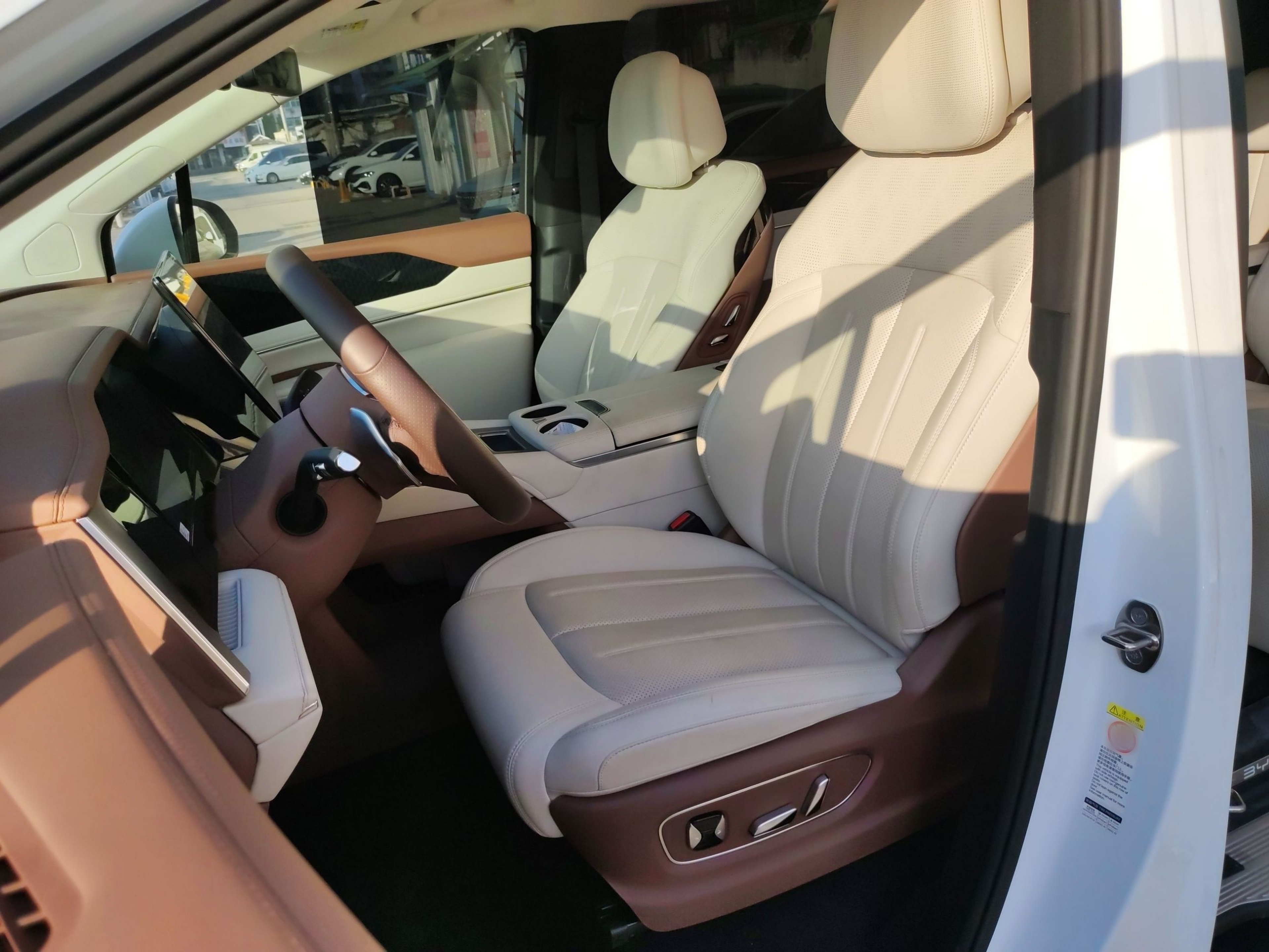 Переднее сиденье в автомобиле