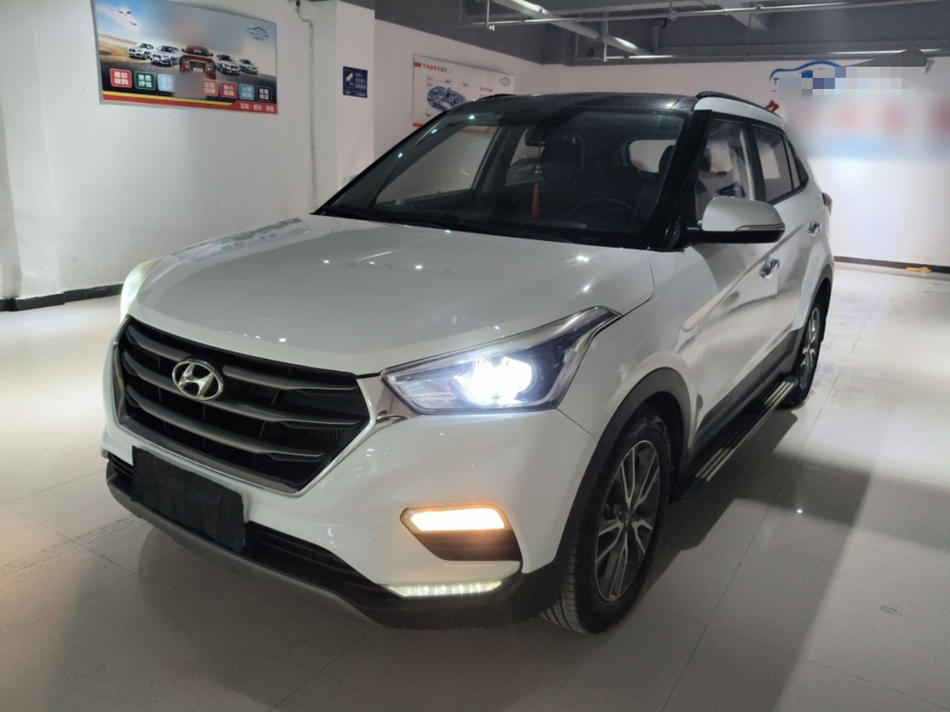 تحت مقدمة السيارة