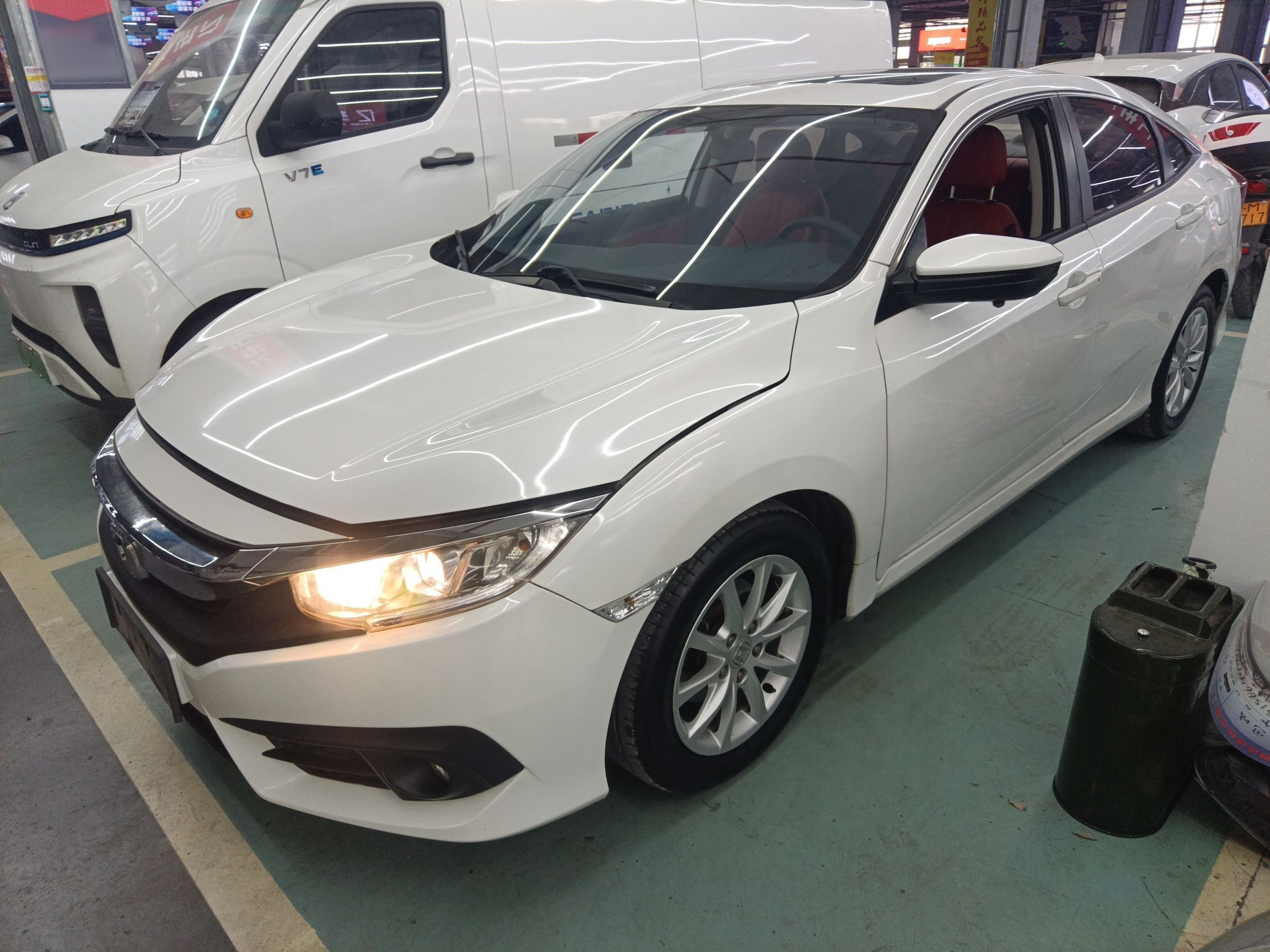 Под передней частью автомобиля