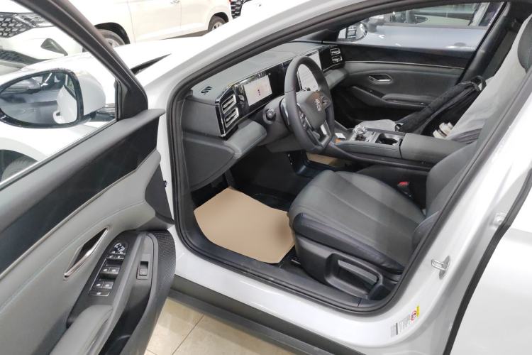 Used BYD Qin L 2025 DM-i Smart Drive 80KM Leading Model