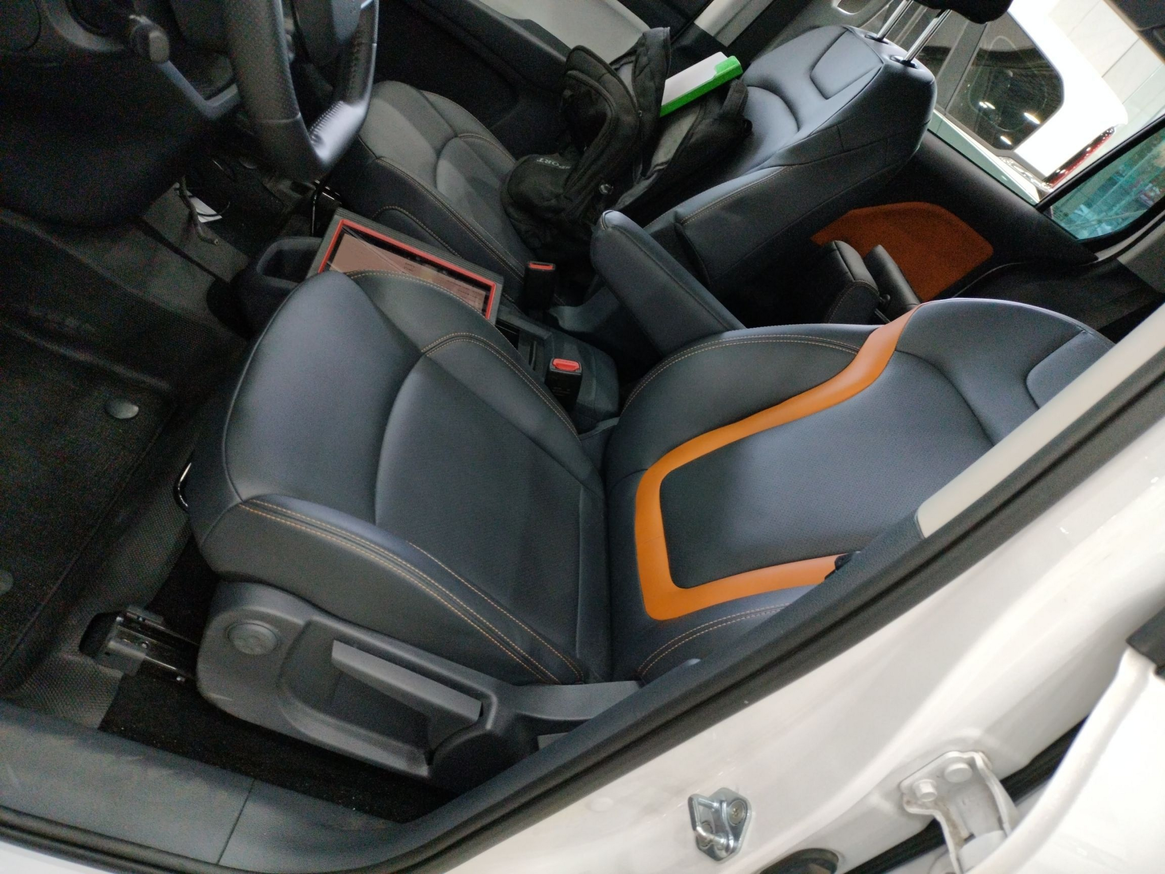 Переднее сиденье в автомобиле