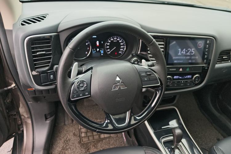 Used Mitsubishi Outlander 2019 2.4L 4x4 Zhi Xiang Edition 7 Seats China V Emission Standard