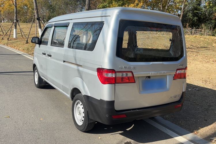 Used Jinbei Hiace X30 2023 1.5L Super-Comfortable Passenger Van 5/6/7-Seater Non-Air-Conditioned Version Model SWC15M
