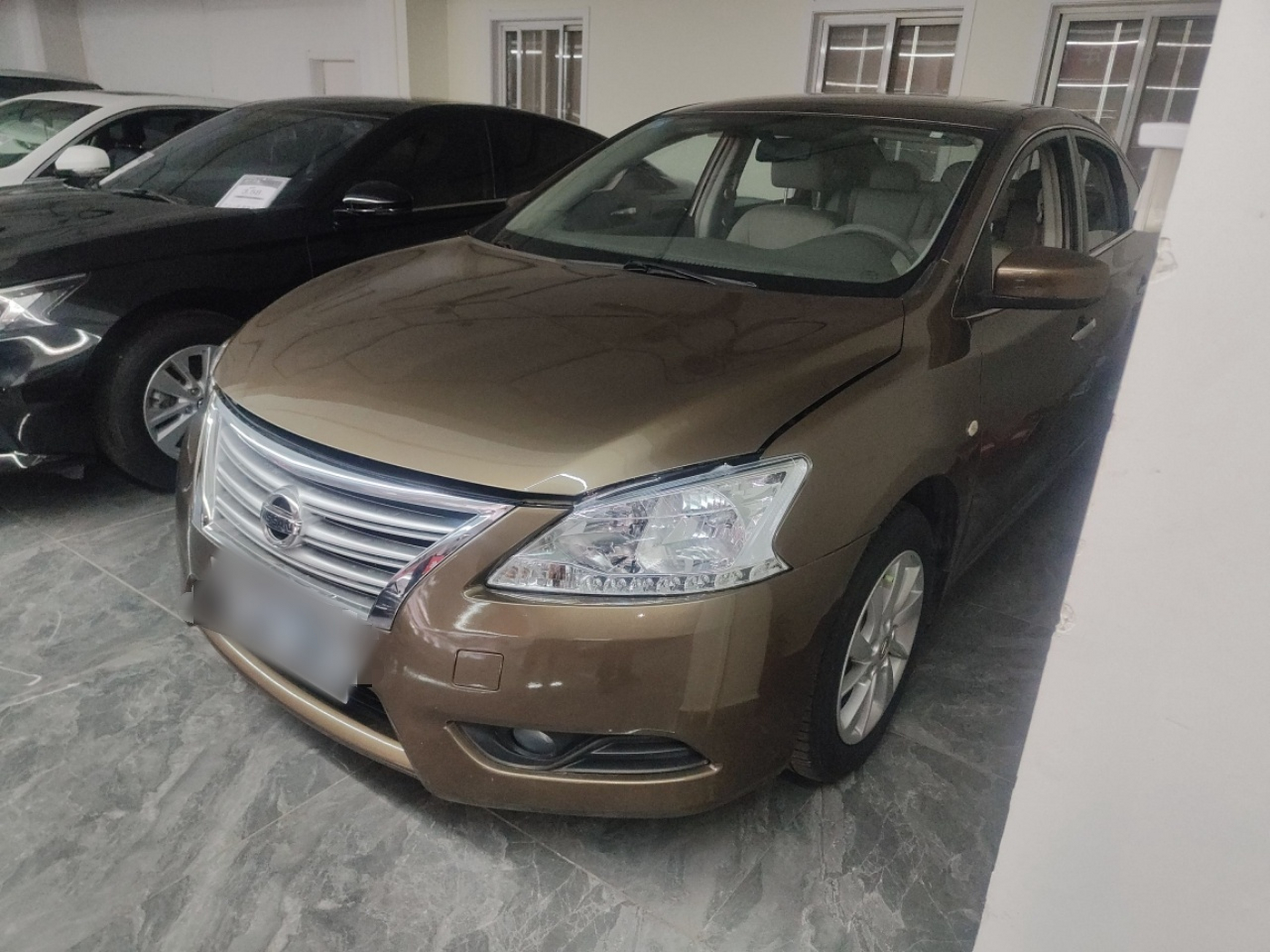 تحت مقدمة السيارة