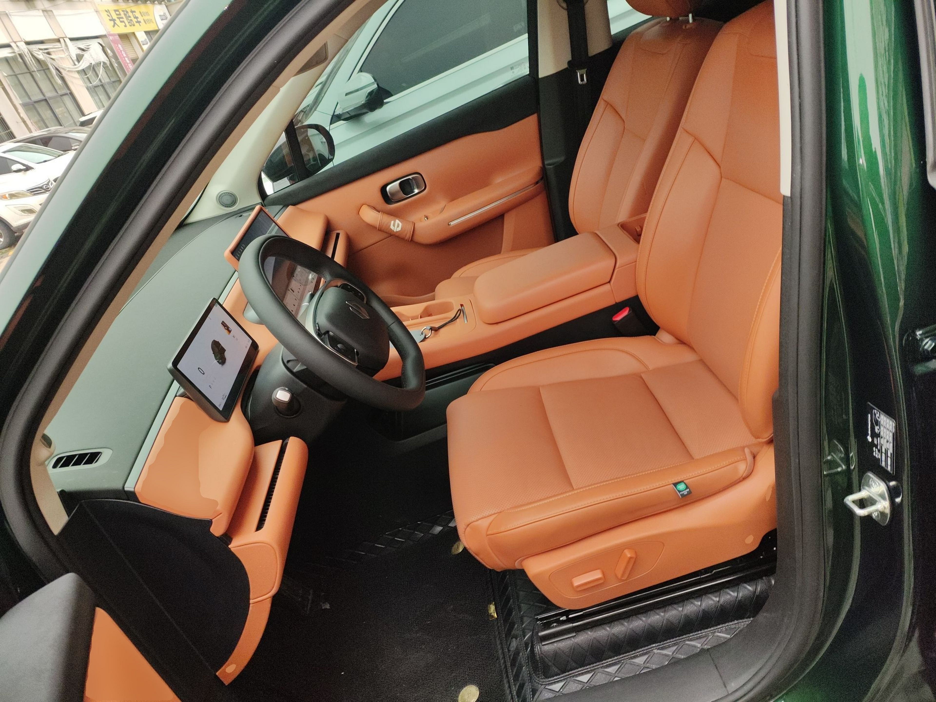 المقاعد الأمامية داخل السيارة