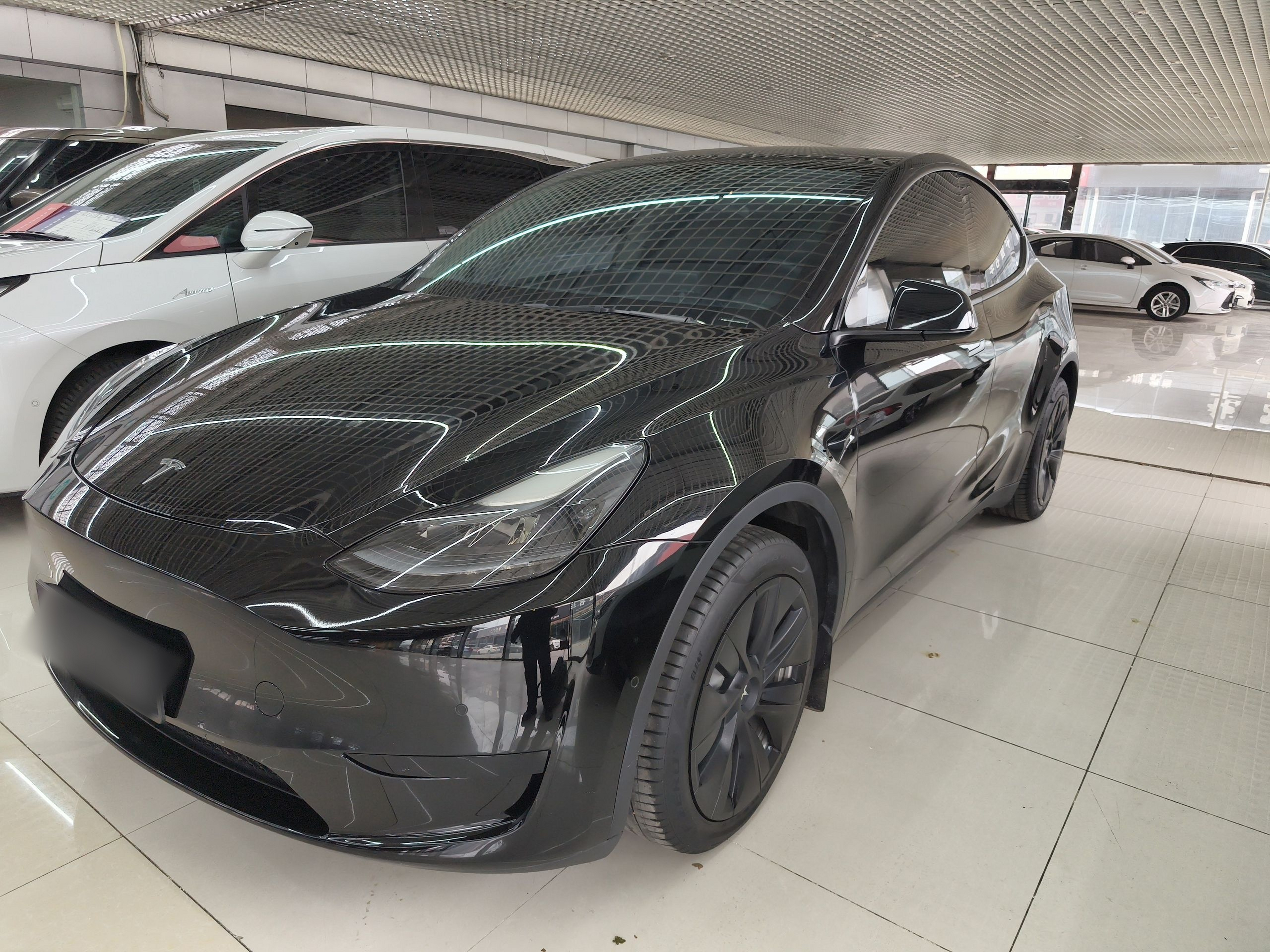 Под передней частью автомобиля