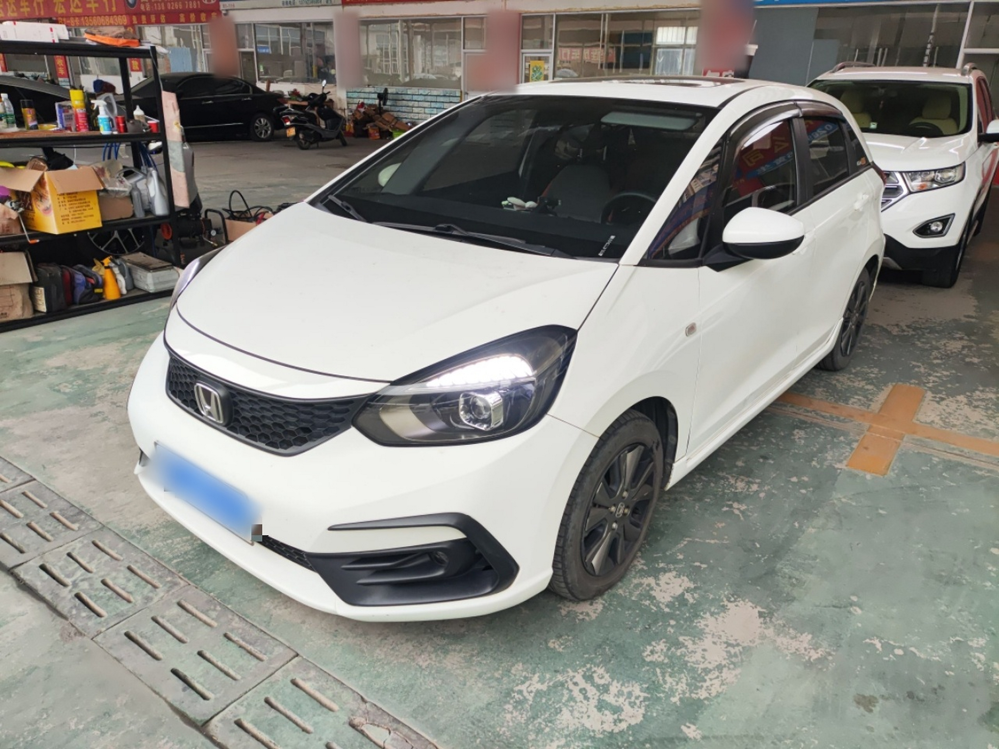 تحت مقدمة السيارة