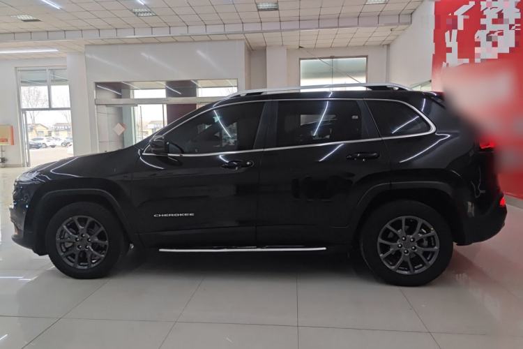 Used  Cherokee 2020 2.0L Two-Wheel Drive Classic Sports Edition
