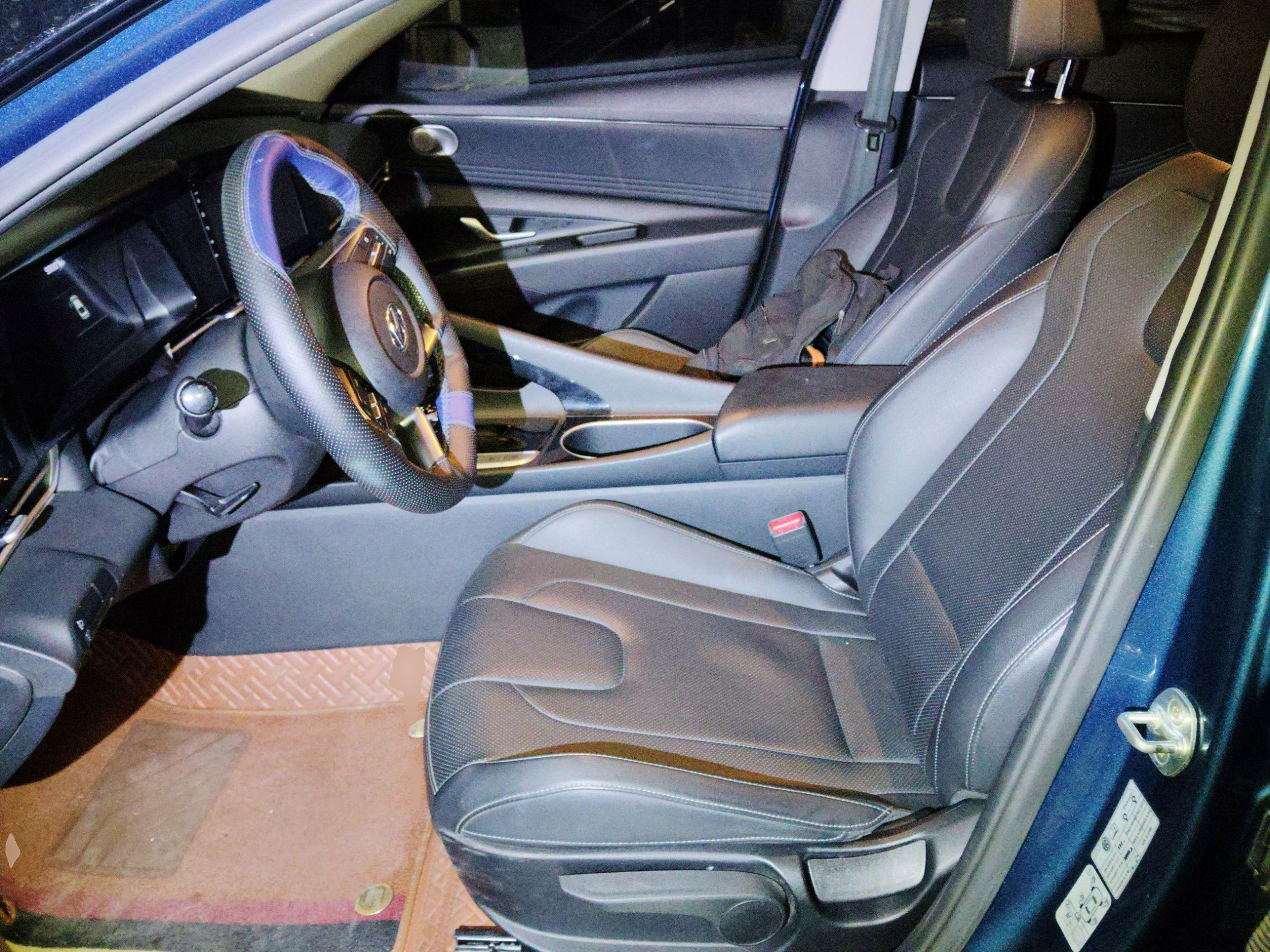 Переднее сиденье в автомобиле