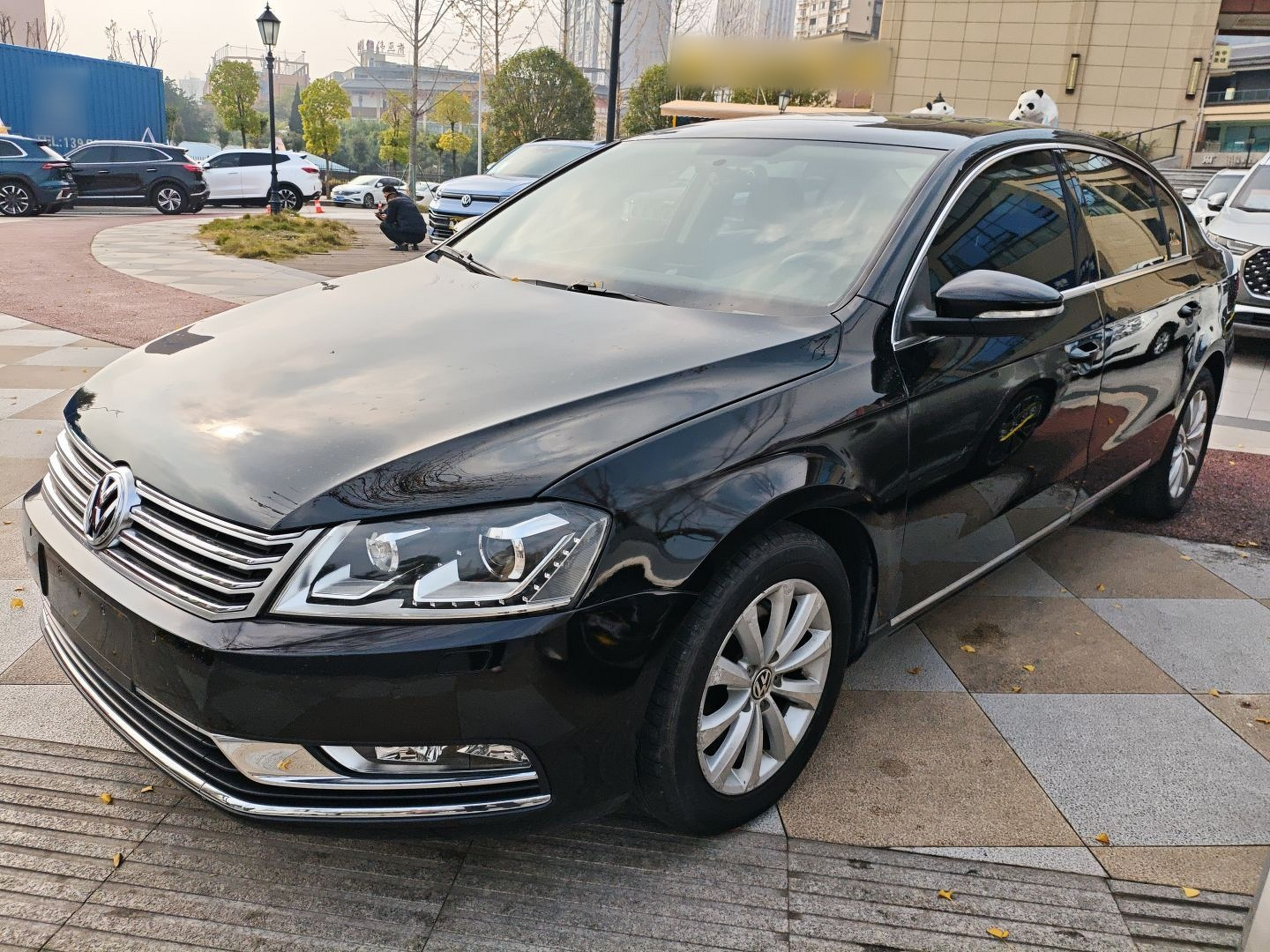 Под передней частью автомобиля